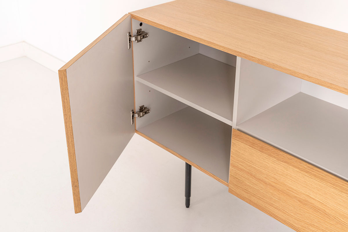 GDECO - MUEBLE TV KALMAR. CHAPA DE ROBLE NATURAL Y MELAMINA AQUAMARINA.
PATAS METAL NEGRO.