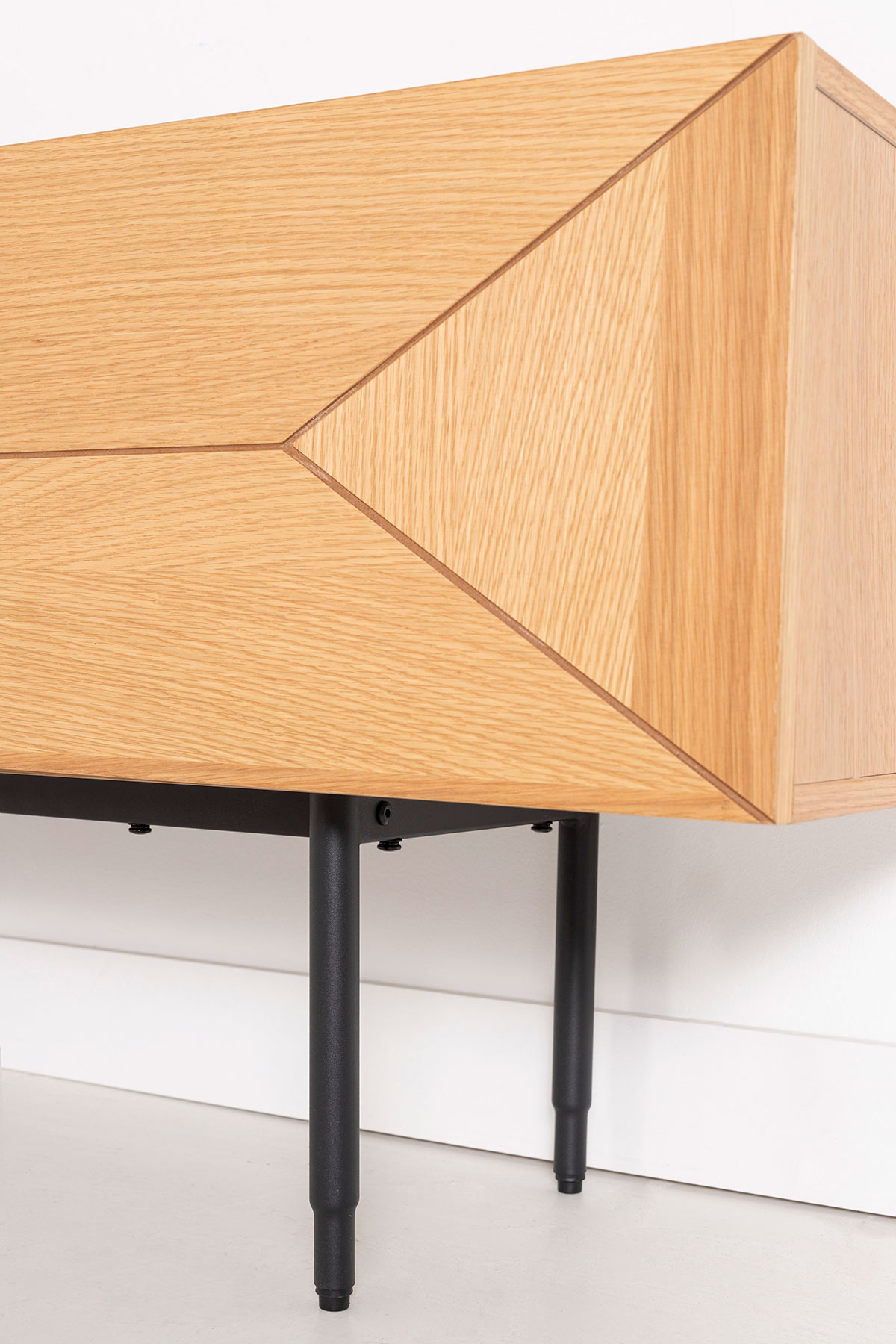 Alternative view of GDECO - MUEBLE TV KALMAR. CHAPA DE ROBLE NATURAL Y MELAMINA AQUAMARINA.
PATAS METAL NEGRO.