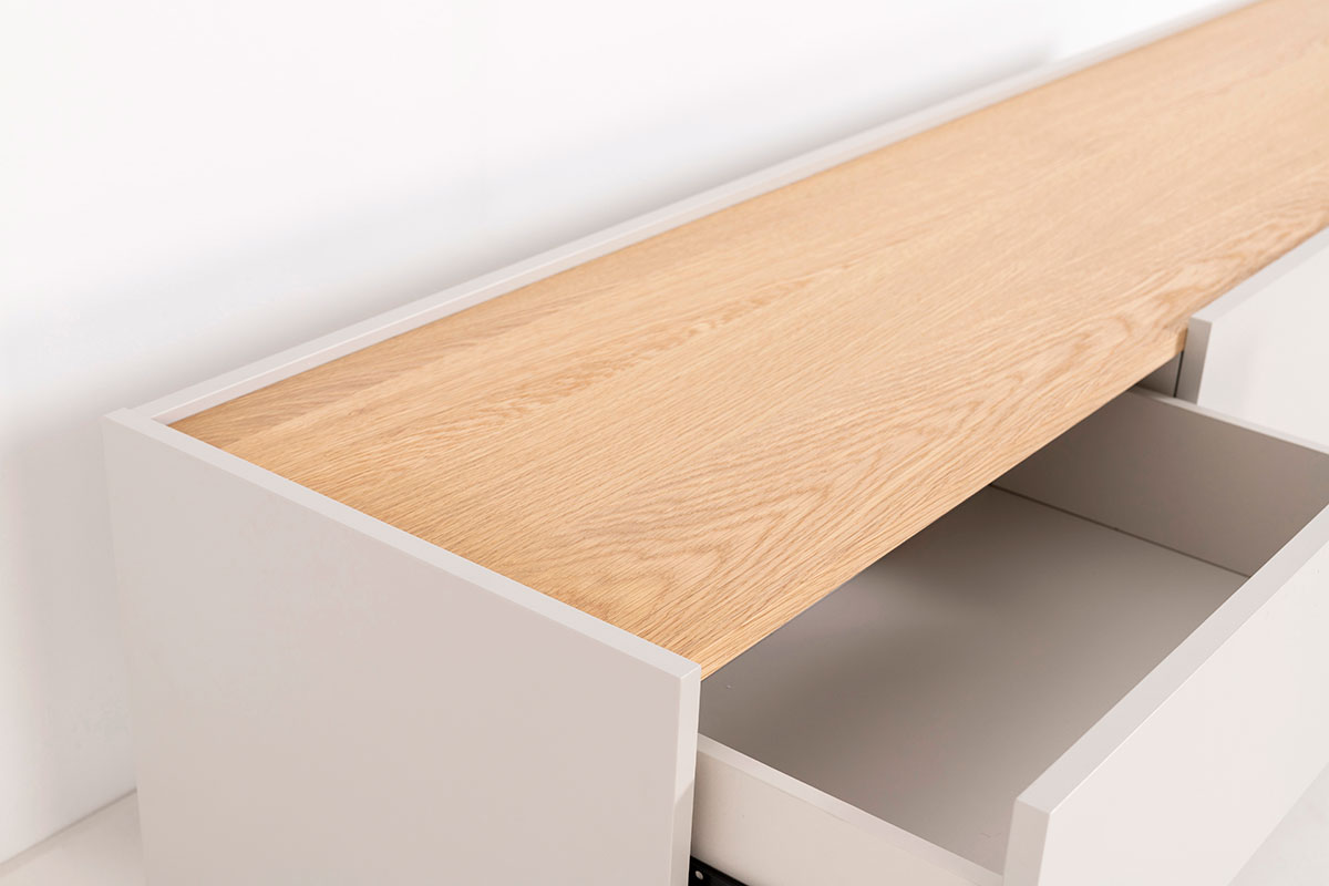 GDECO - MUEBLE TV POL. 
LACADO GRIS PIEDRA Y CHAPA DE ROBLE. PATAS METAL
NEGRO