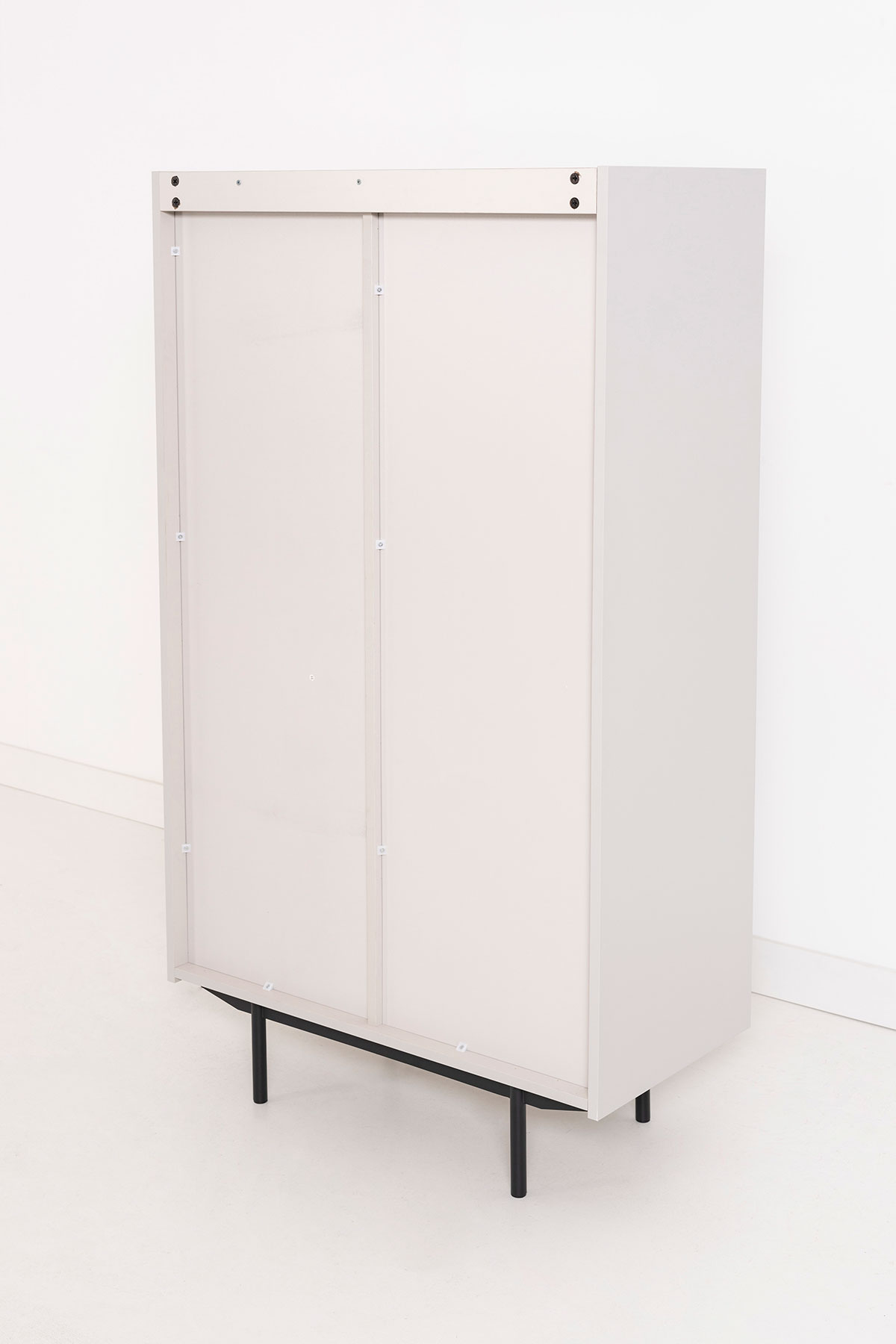 GDECO - VITRINA POL. LACADO GRIS PIEDRA Y CHAPA DE ROBLE. PATAS METAL NEGRO