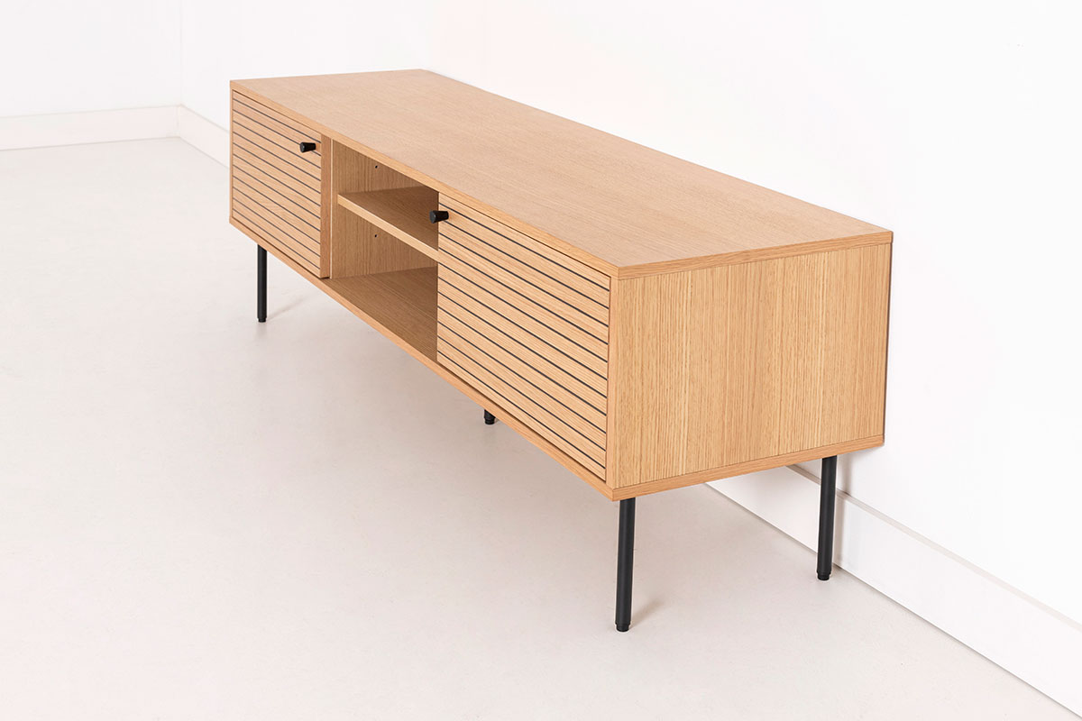 Alternative view of GDECO - MUEBLE TV NELA. CHAPA DE ROBLE Y DM NEGRO. 
PATAS METAL NEGRO.