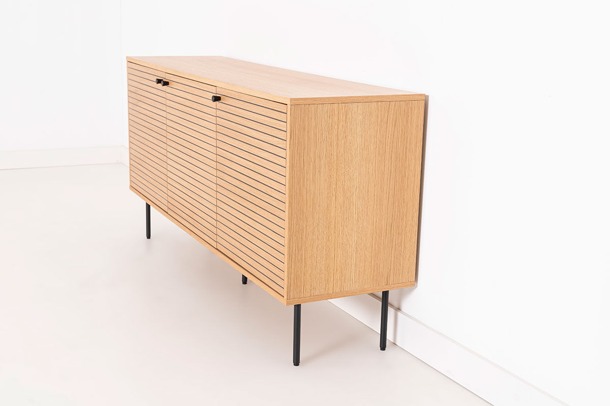 Alternative view of GDECO - APARADOR NELA. CHAPA DE ROBLE Y DM NEGRO. 
PATAS METAL NEGRO.