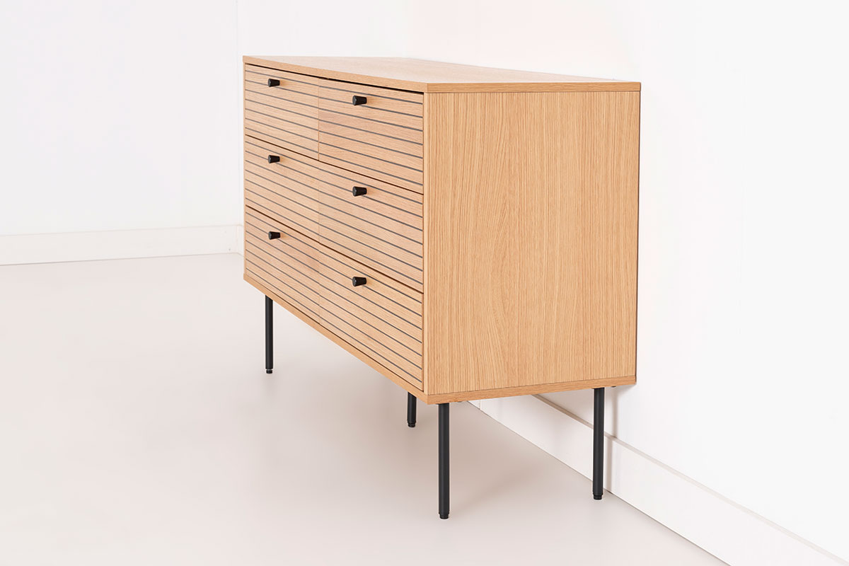 Alternative view of GDECO - CÓMODA NELA 6 CAJ. CHAPA DE ROBLE Y DM NEGRO. 
PATAS METAL NEGRO.