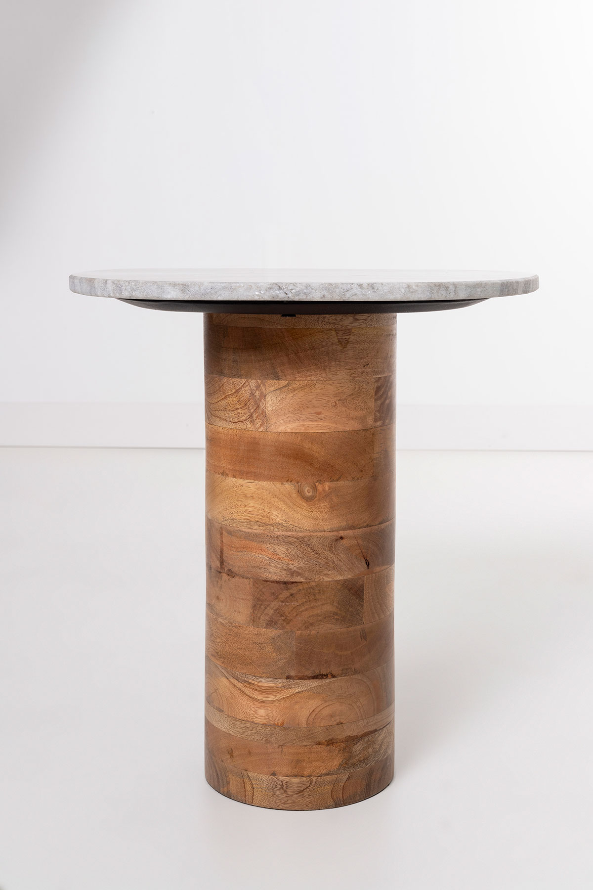 GDECO - MESA AUXILIAR BASE MADERA Y TAPA DE MÁRMOL. 41*44*37 CM