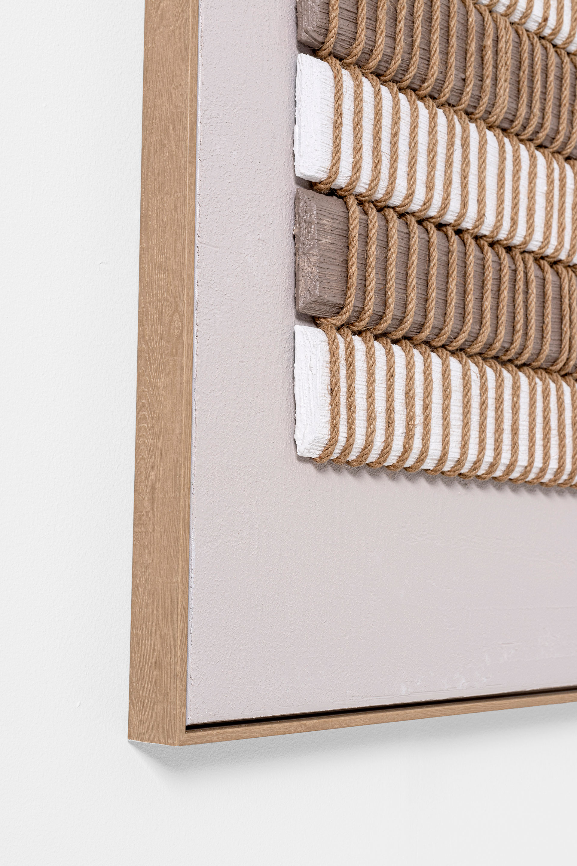 Alternative view of GDECO - CUADRO OLEO 80*120 CM. MARCO BLANCO, FONDO RAYAS BEIGE