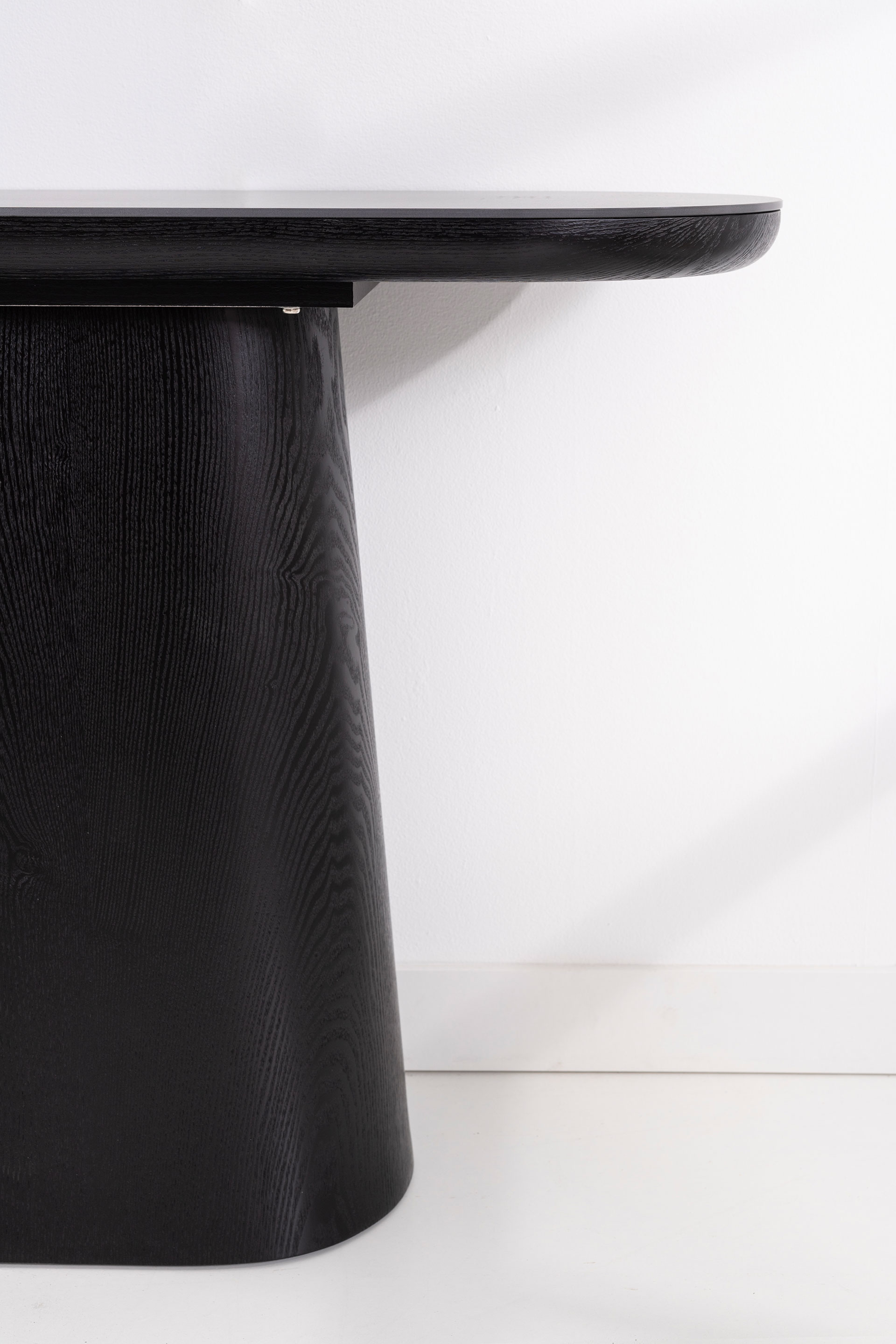 GDECO - CONSOLA 120*80*40 CM. TAPA PORCELANICO NEGRO, PIE CHAPA MADERA ROBLE NEGRO