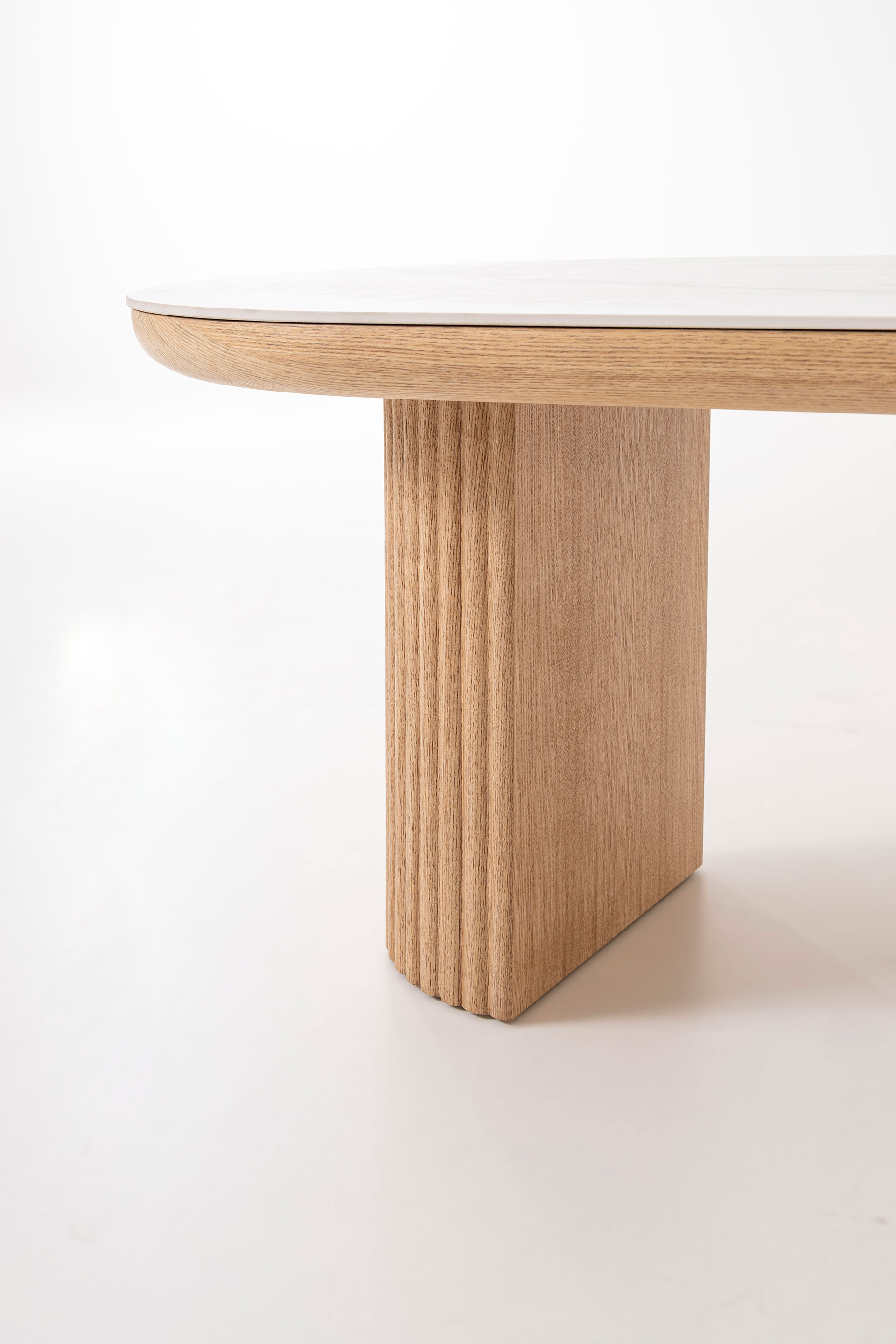 GDECO - MESA CENTRO SOFA 120*45*60 CM. TAPA PORCELANICO BLANCO, PIE CHAPA ROBLE CON PALILLERIA