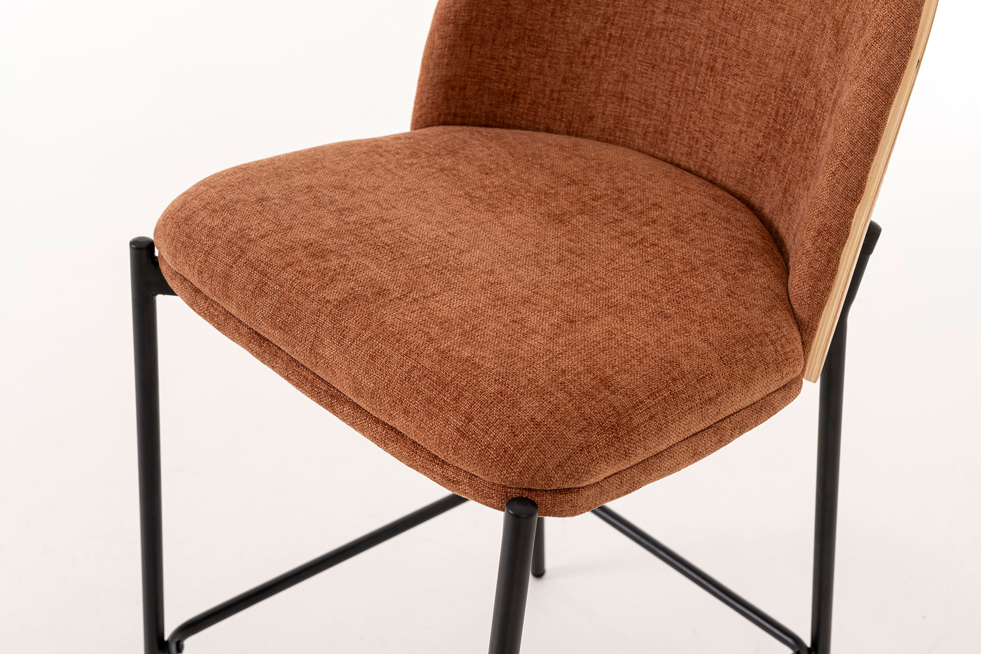 GDECO - TABURETE INGRID 90*51*59 CM, ASIENTO CHAPA ROBLE CURVADO, TAPIZADO EN COLOR CALDERA Y PATAS METALICAS EN NEGRO, TEJIDO AQUACLEAN - Imagen 3