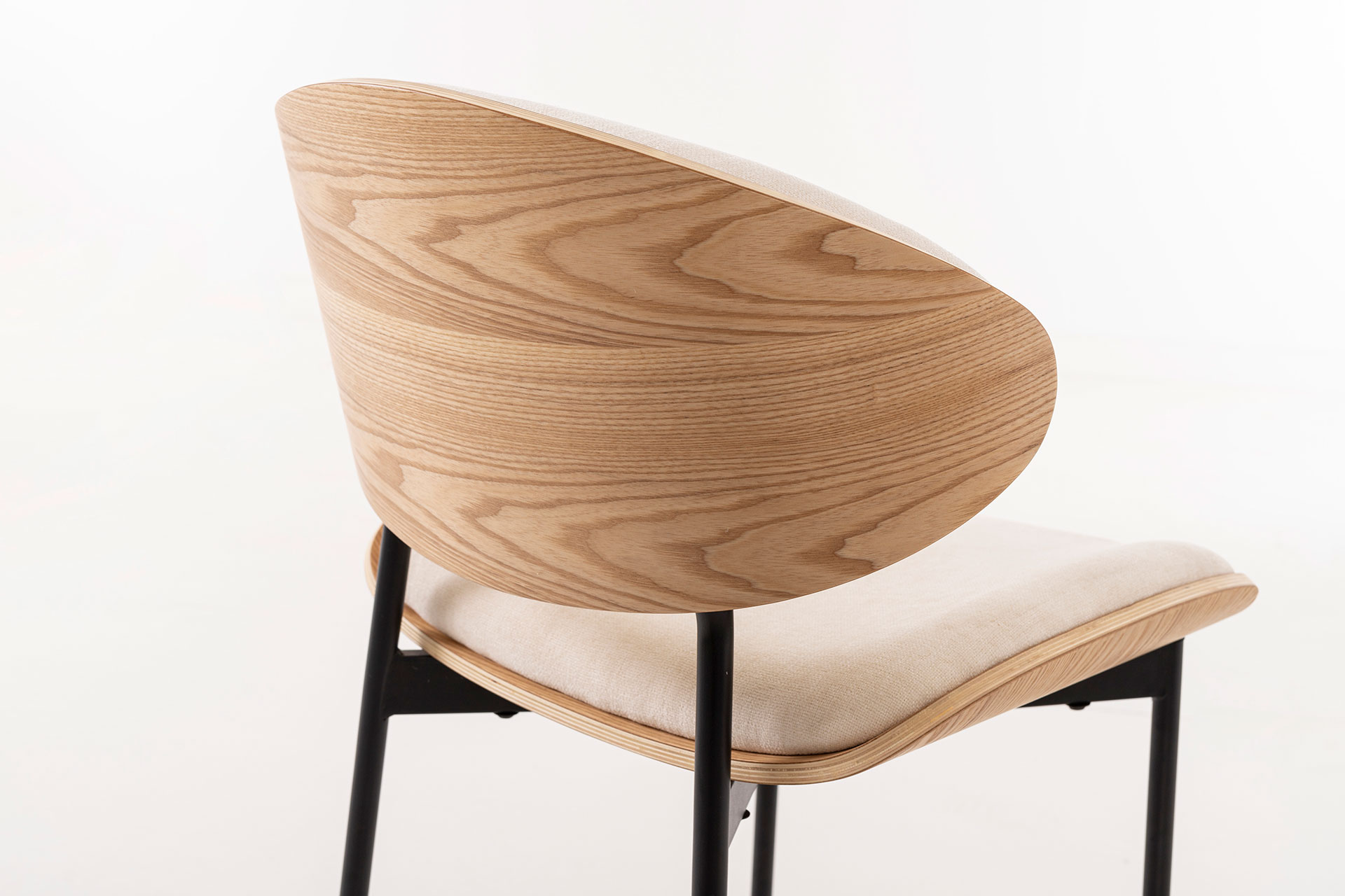 Alternative view of GDECO - SILLA LENA 75*50*55 CM, ASIENTO CHAPA ROBLE CURVADO, TAPIZADO BEIGE Y PATAS METALICAS EN NEGRO, TEJIDO AQUACLEAN