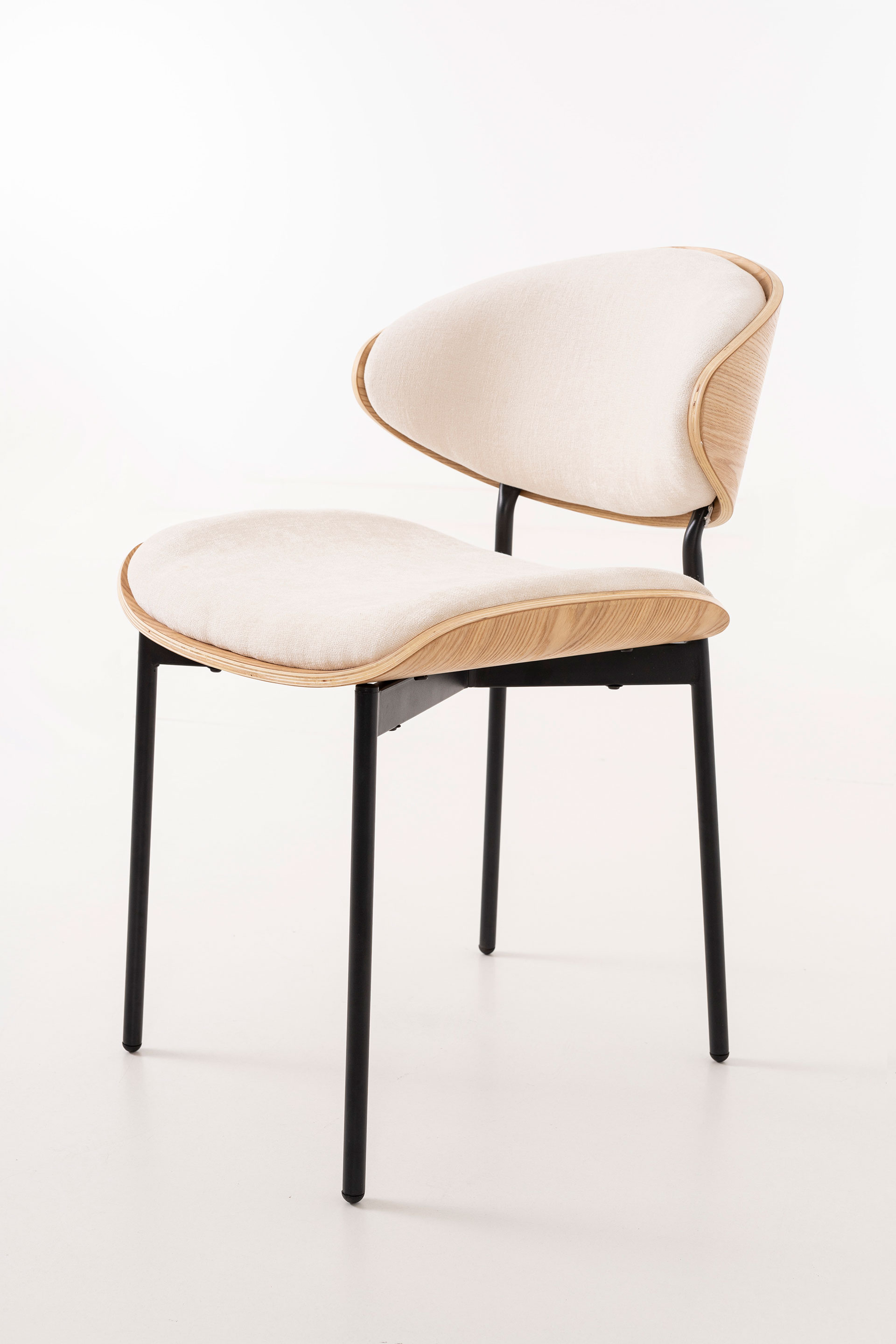 GDECO - SILLA LENA 75*50*55 CM, ASIENTO CHAPA ROBLE CURVADO, TAPIZADO BEIGE Y PATAS METALICAS EN NEGRO, TEJIDO AQUACLEAN