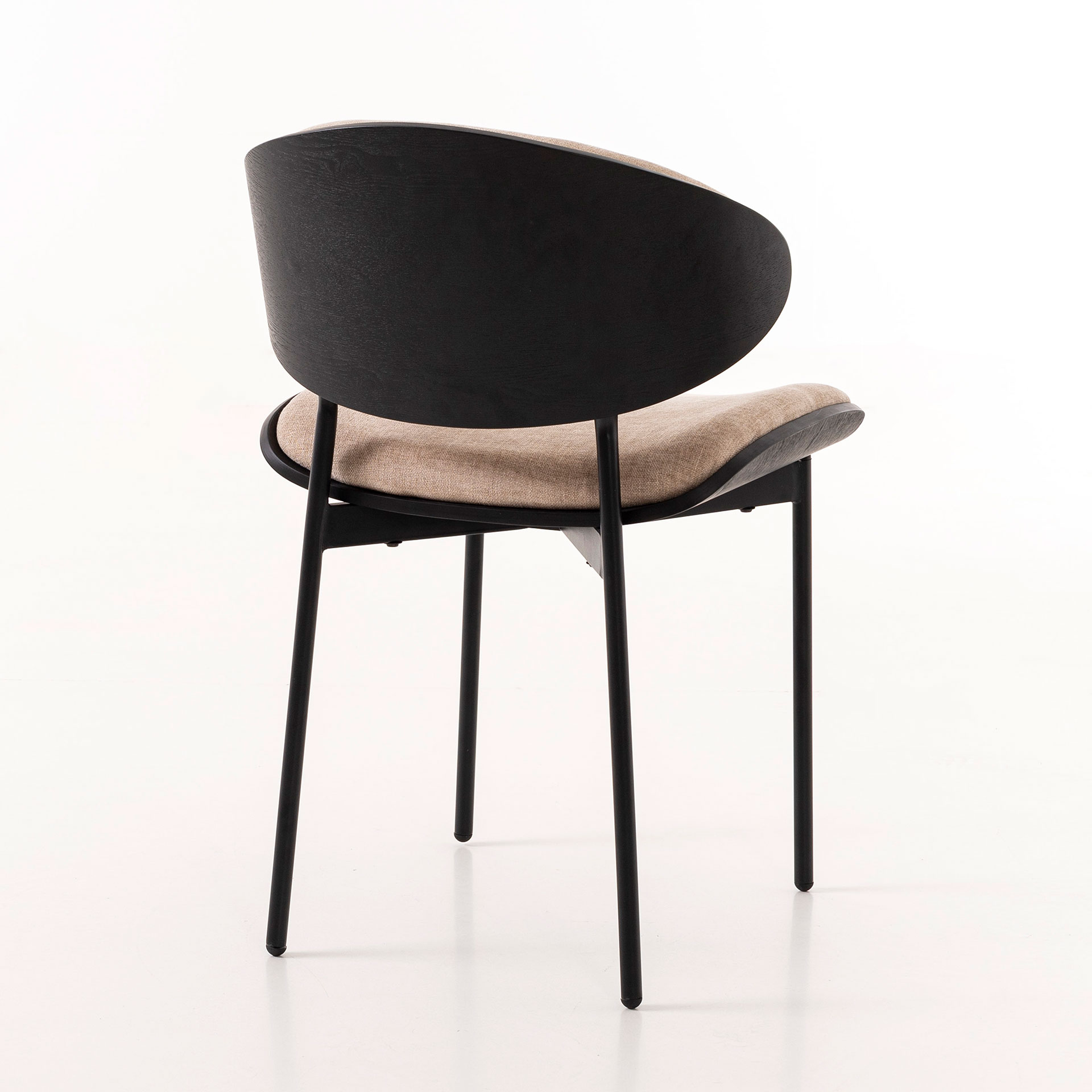 GDECO - SILLA LENA 75*50*55 CM, ASIENTO CHAPA CURVADA NEGRA, TAPIZADO BEIGE Y PATAS METALICAS EN NEGRO, TEJIDO AQUACLEAN