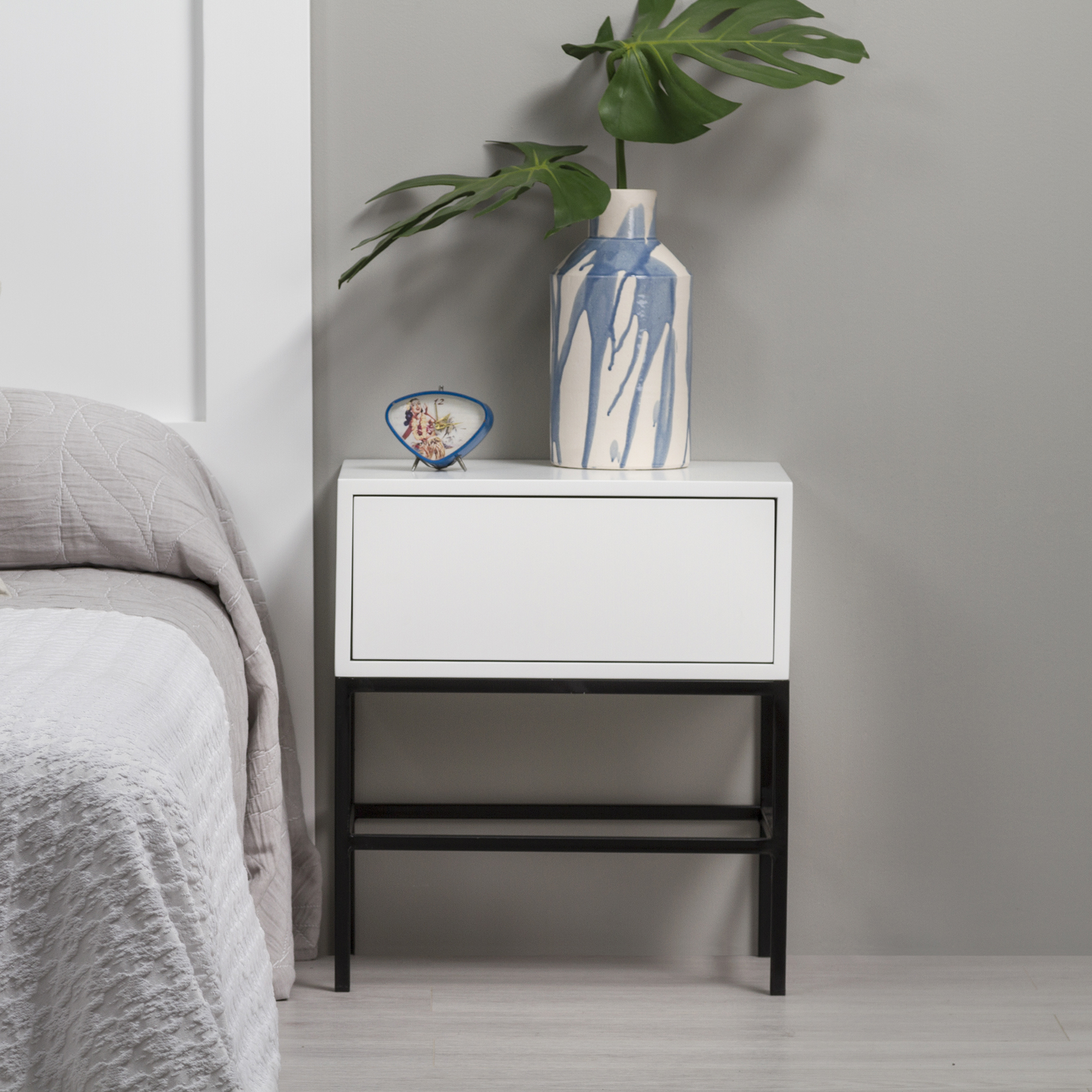 Alternative view of GDECO - MESITA PUSH 1 CAJON LACADA BLANCO. BASE METAL NEGRO. 48*55*33,5 CM