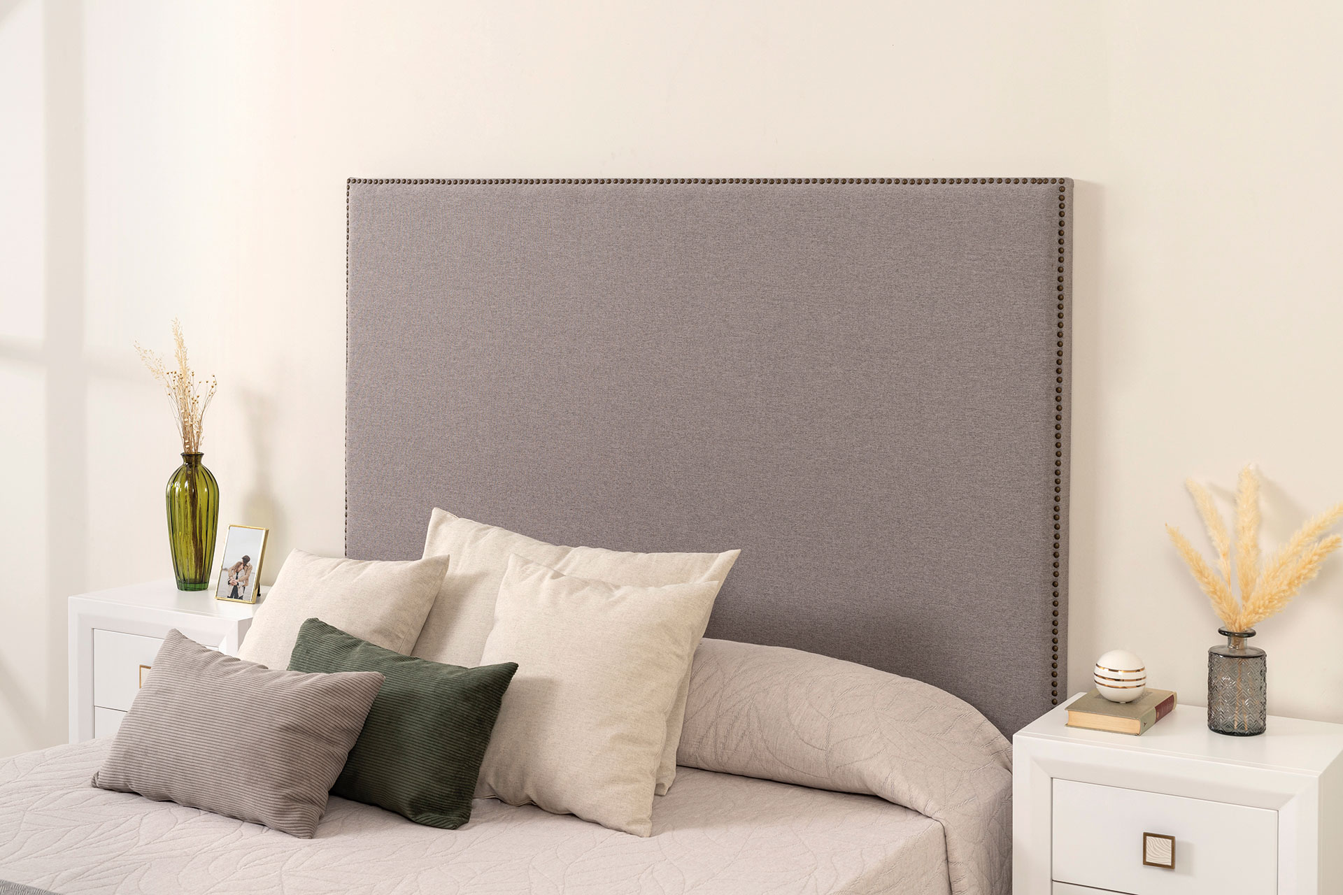 GDECO - CABECERO TACHA SIMPLE DORADA. PARA CAMA 90 CM. TELA 100% RECICLADA