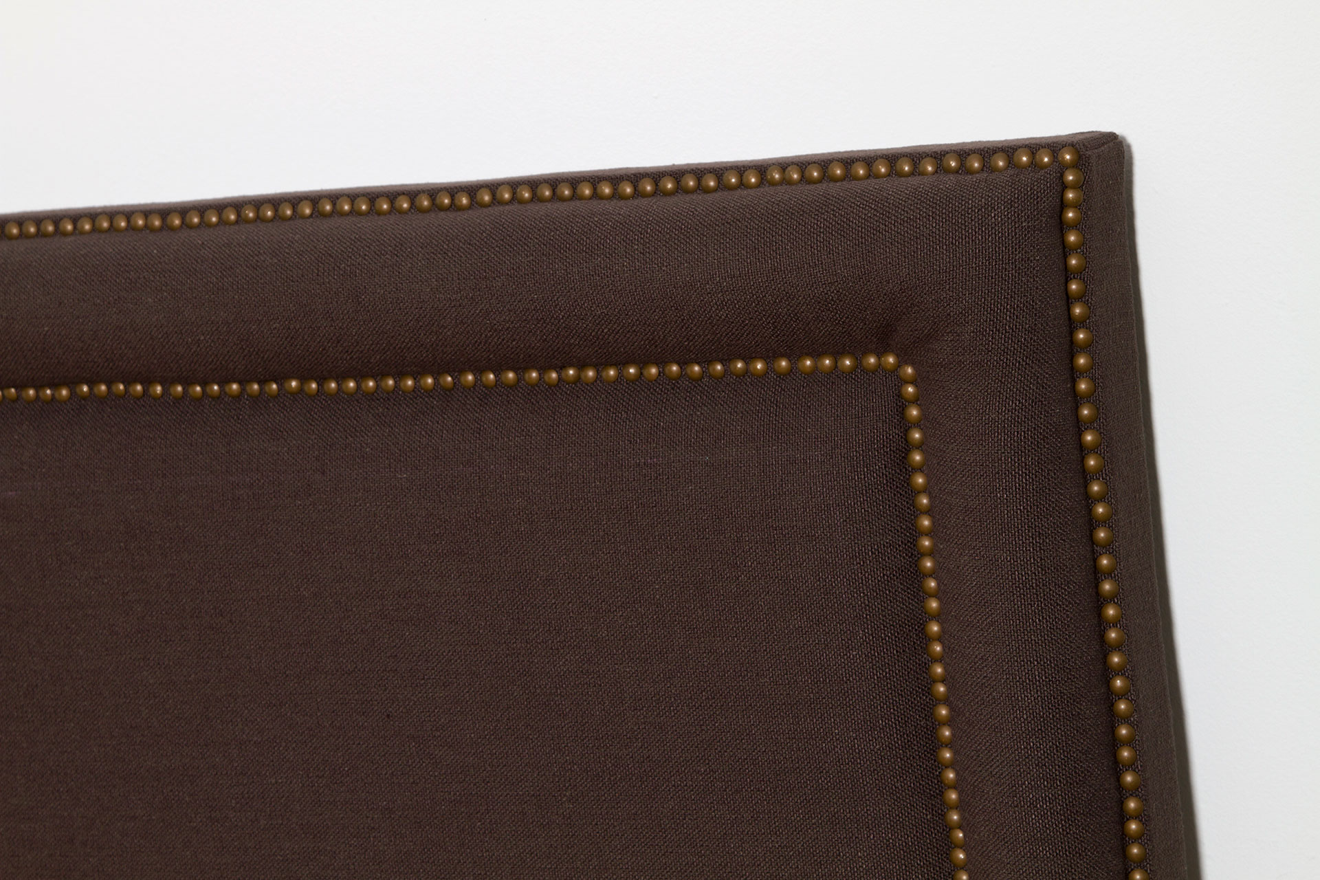 GDECO - PARA CAMA 135-140 CM -CABECERO TACHA DOBLE DORADA. TELA LINO MONET CHOCOLATE