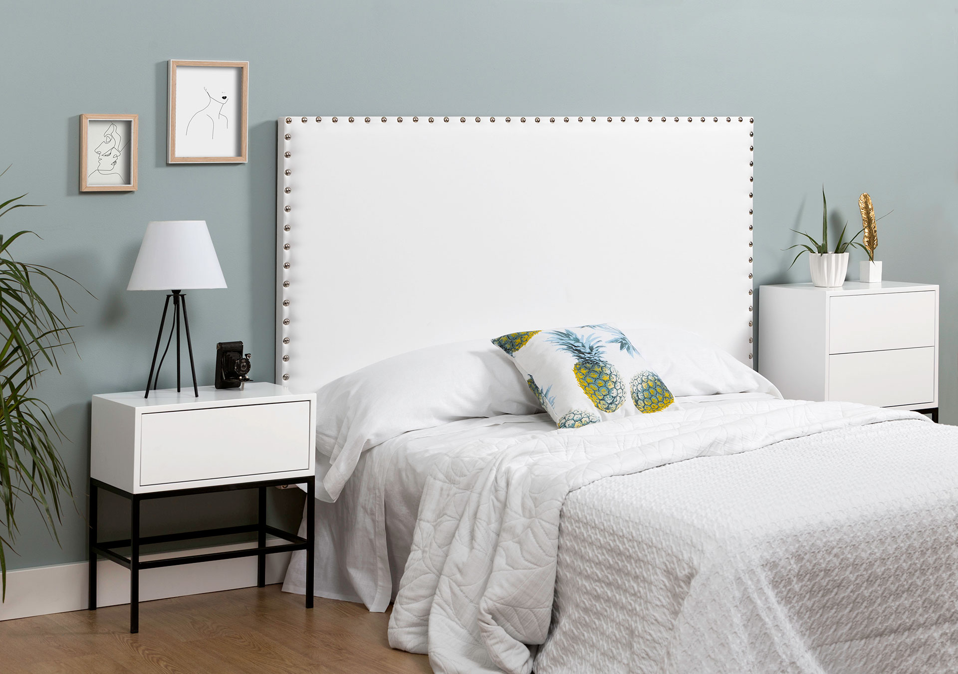 GDECO - PARA CAMA 135 y 140 CM. CABECERO TACHA SIMPLE CROMADA, POLIPIEL BLANCO