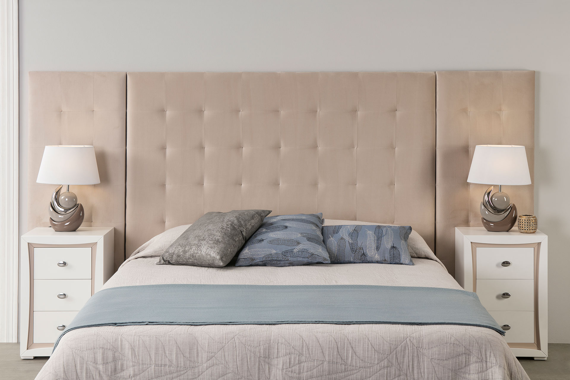 Alternative view of GDECO - CABECERO CAPITONÉ CUADRADO CON MODULOS LATERALES. TERCIOPELO CREMA, CAMA 135 y 140 CM