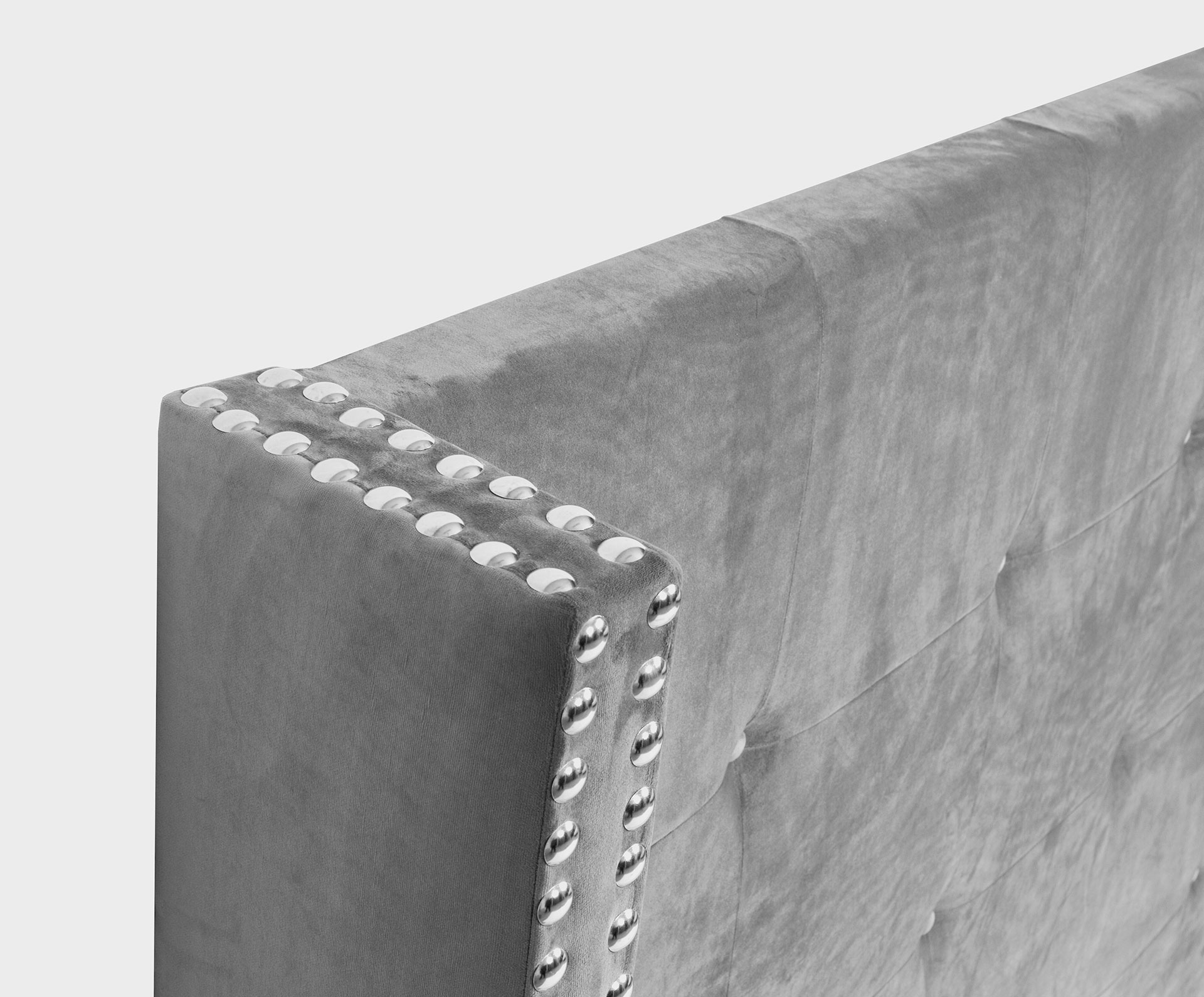 Alternative view of GDECO - CABECERO CAPITONÉ CUADRADO, OREJAS CON TACHA. TERCIOPELO PLATA. CAMA 135 Y 140 CM. ALTURA 120 CM