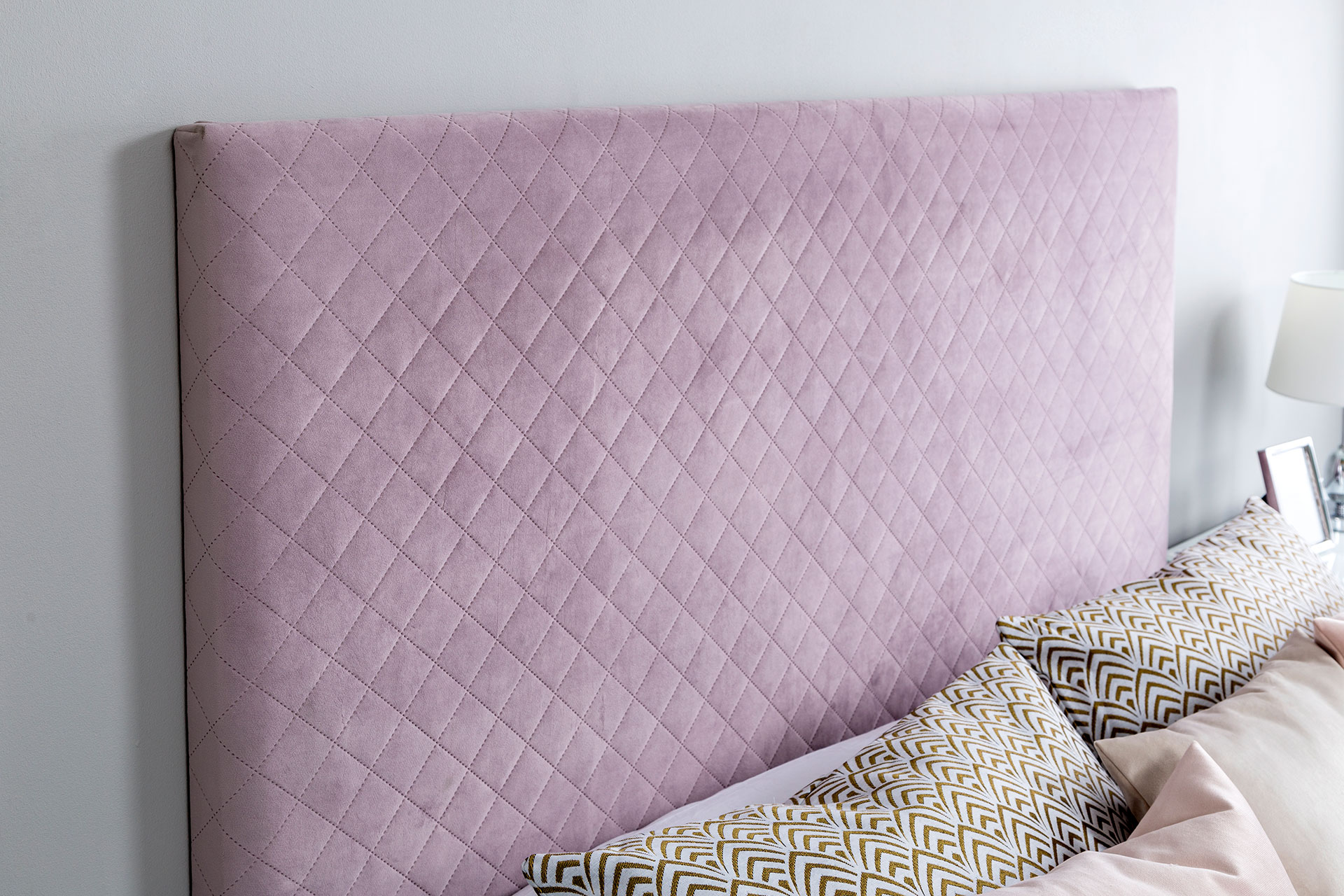 Alternative view of GDECO - PARA CAMA 150 CM.CABECERO ROMBOS. TELA TERCIOPELO MALVA. ALTURA 120 cm