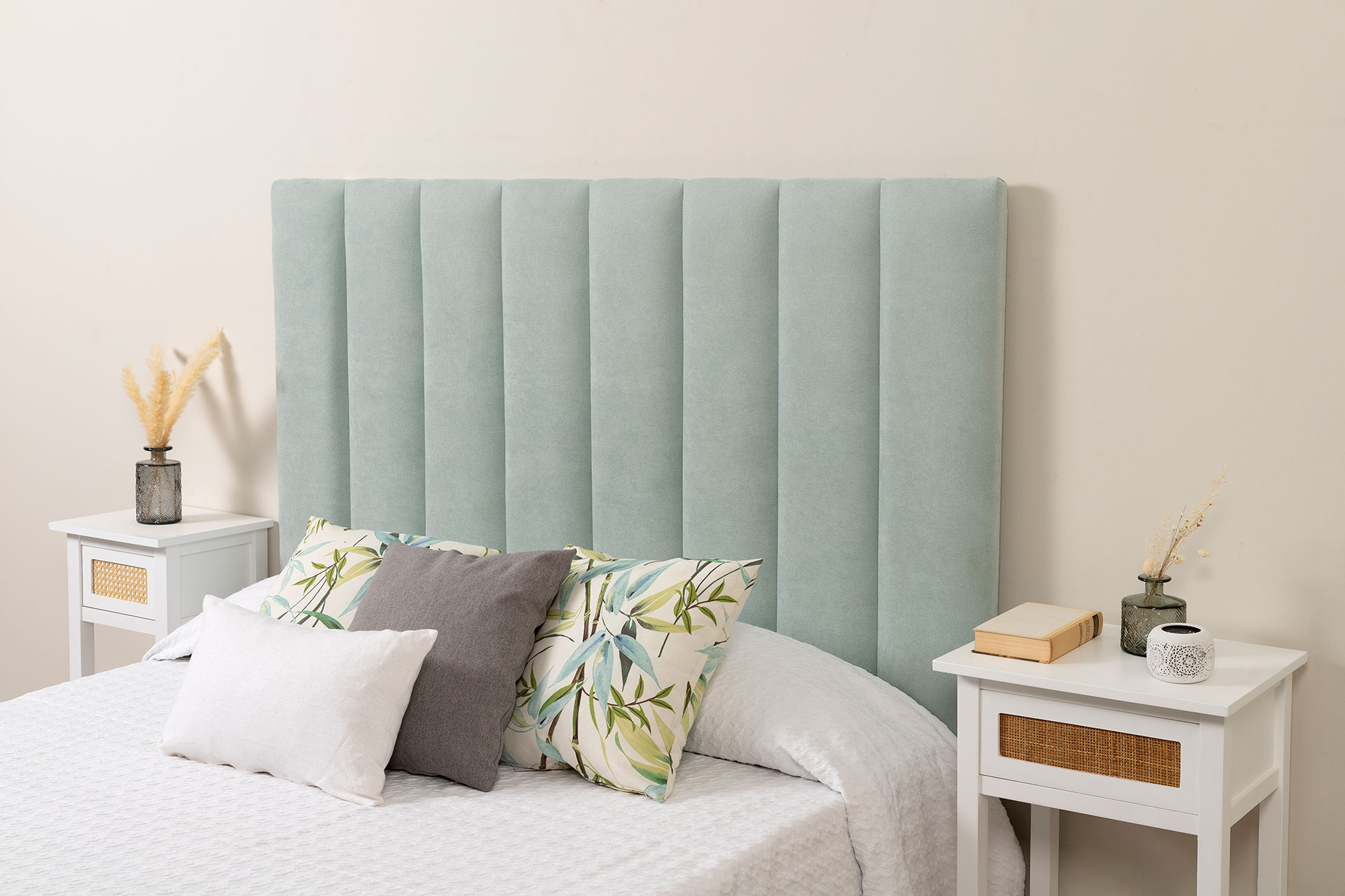 Alternative view of GDECO - CABECERO BASE LISA CON LÁMINAS VERTICALES. ALTURA 120 CM, PARA CAMA DE 150 CM. TELA LIDO 16 AQUA