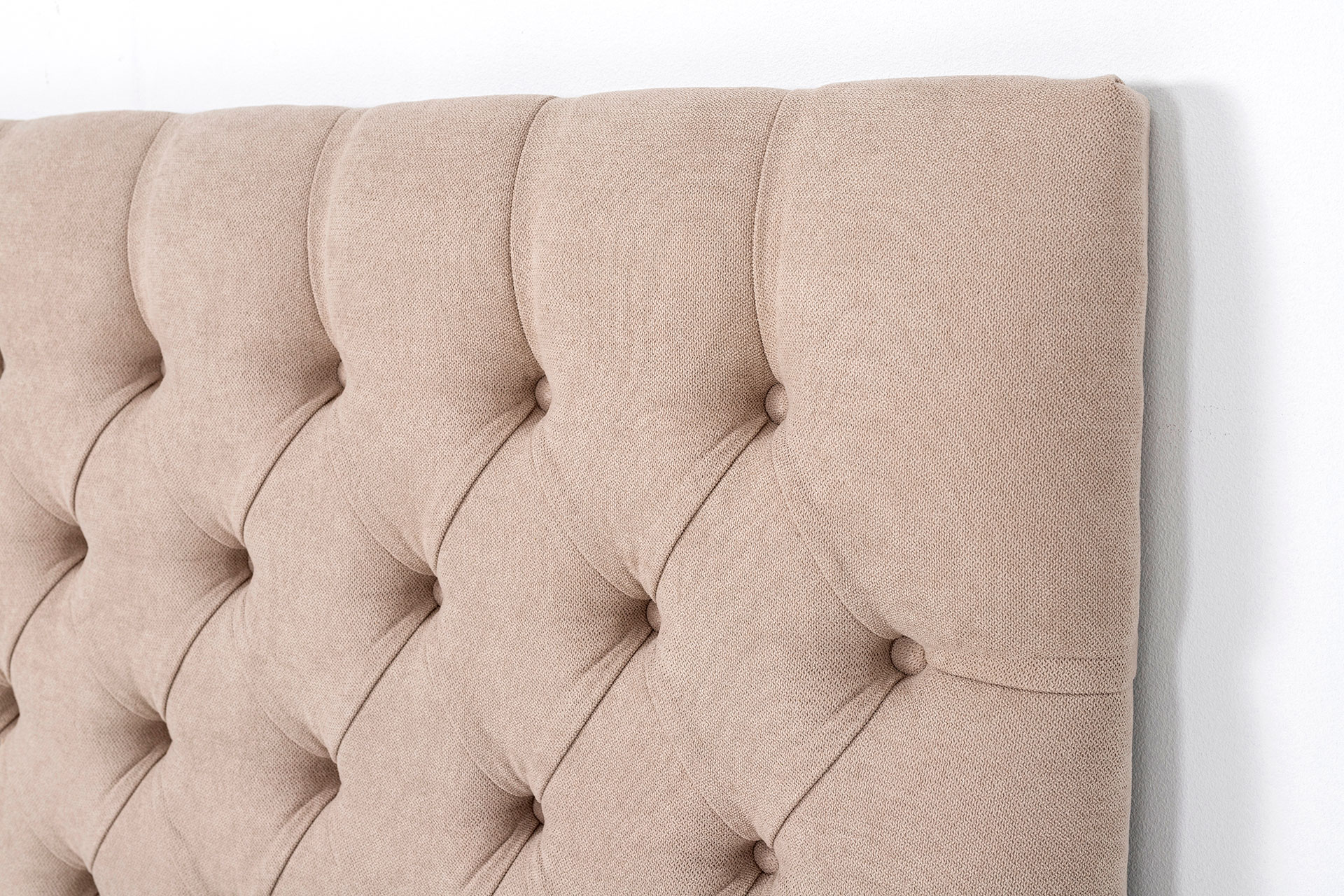 GDECO - CABECERO CAPITONÉ ROMBO BOTONES HUNDIDOS. ALTURA 140 cm, ANCHO 160 cm. TERCIOPELO BLANCO