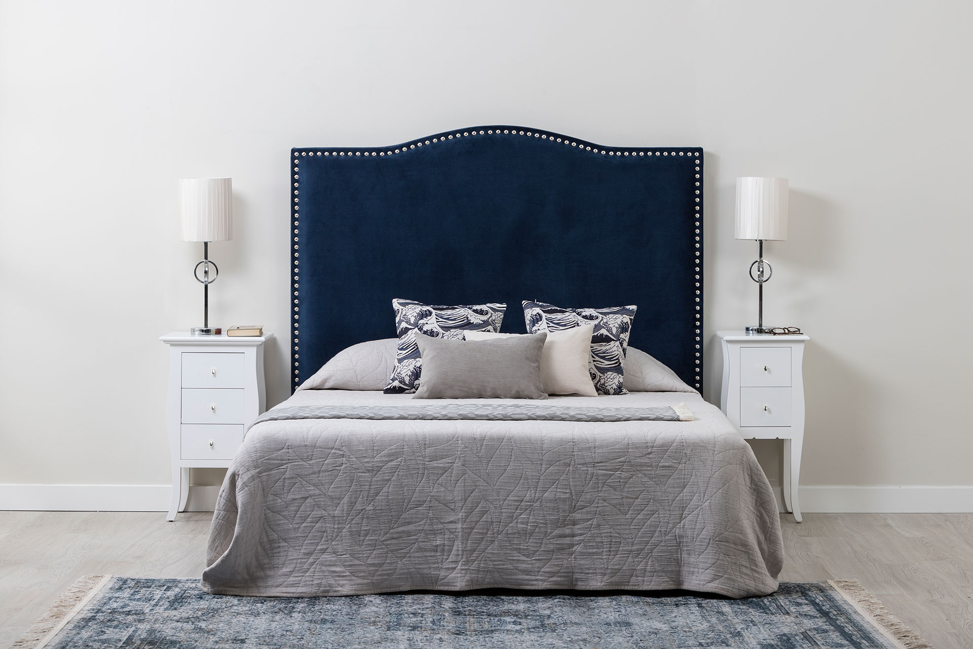 Alternative view of GDECO - CABECERO CURVO TACHAS CROMADAS. ALTURA 120cm, ANCHO 90cm. TERCIOPELO AZUL COBALDO