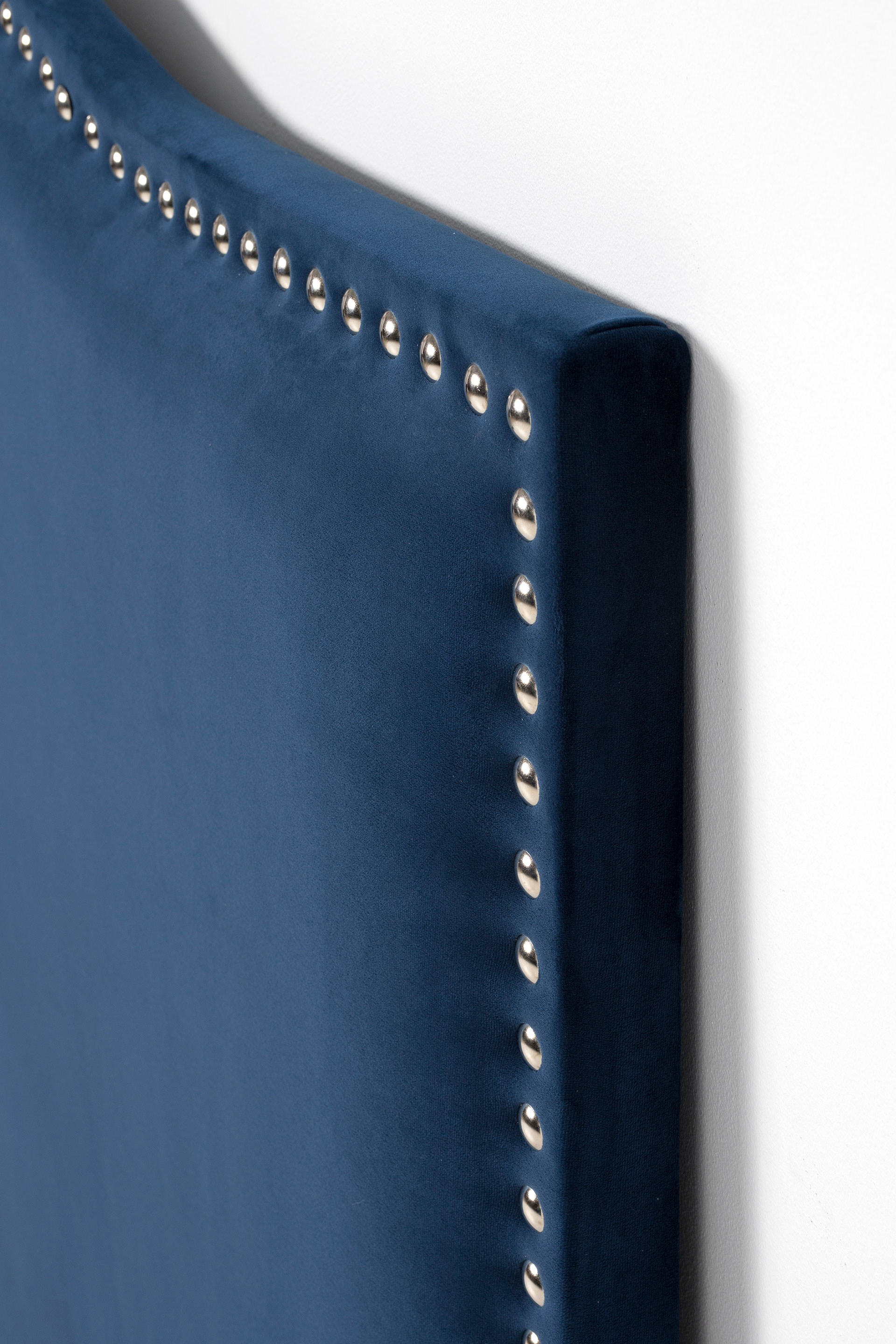 GDECO - CABECERO CURVO TACHAS CROMADAS. ALTURA 120cm, ANCHO 90cm. TERCIOPELO AZUL COBALDO