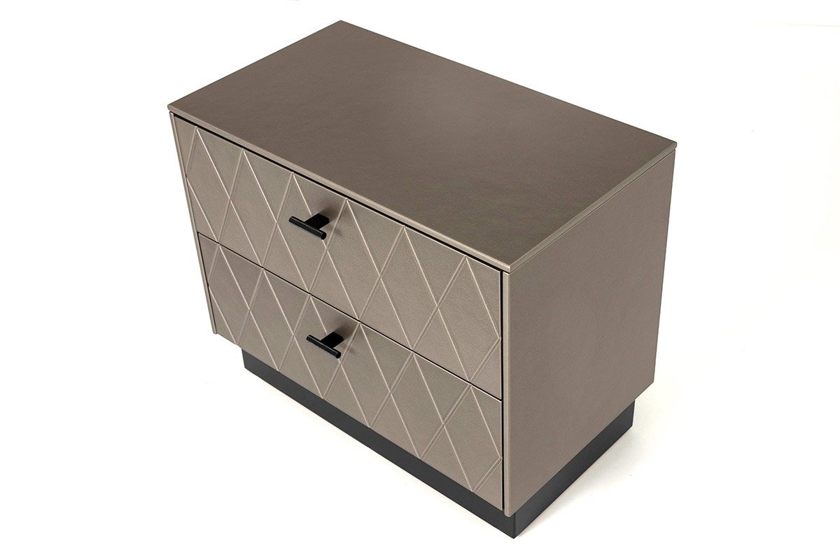 GDECO - MESITA 2 CAJONES.  ANCHO 61cm. COLECCIÓN DIAMOND. LACADA ORO PERLADO, ZOCALO NEGRO GRAFITO. GUIA CON FRENO.