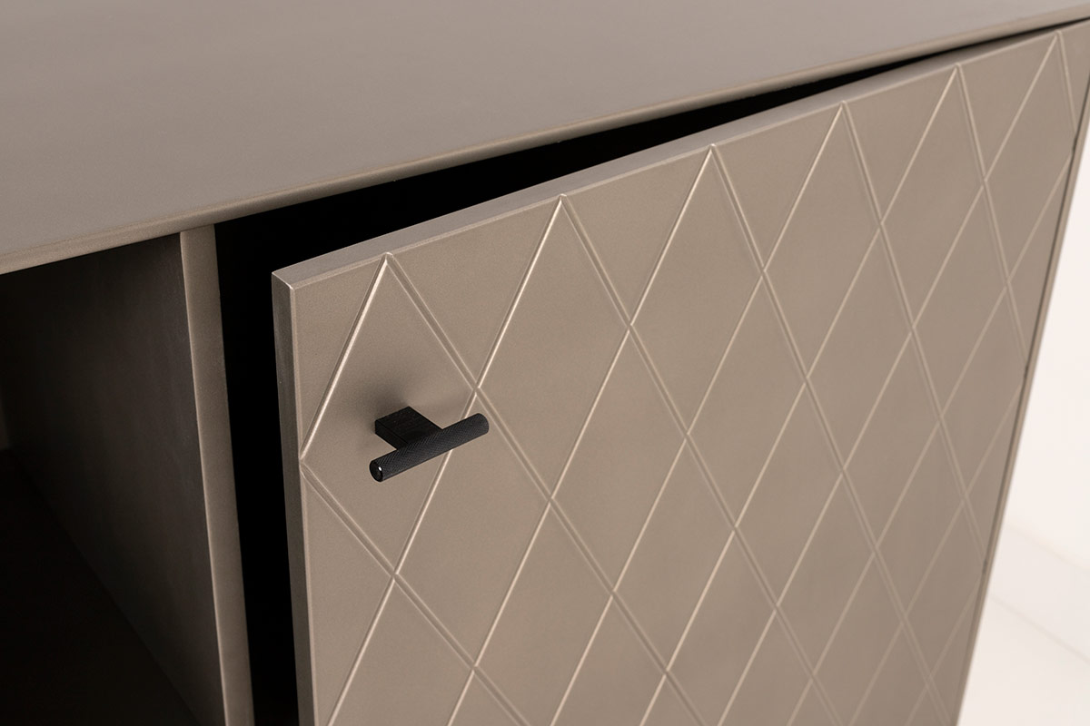 Alternative view of GDECO - CONSOLA 2 PUERTAS. COLECCIÓN DIAMOND. LACADA ORO PERLADO, ZOCALO NEGRO GRAFITO. VISAGRA CON FRENO.