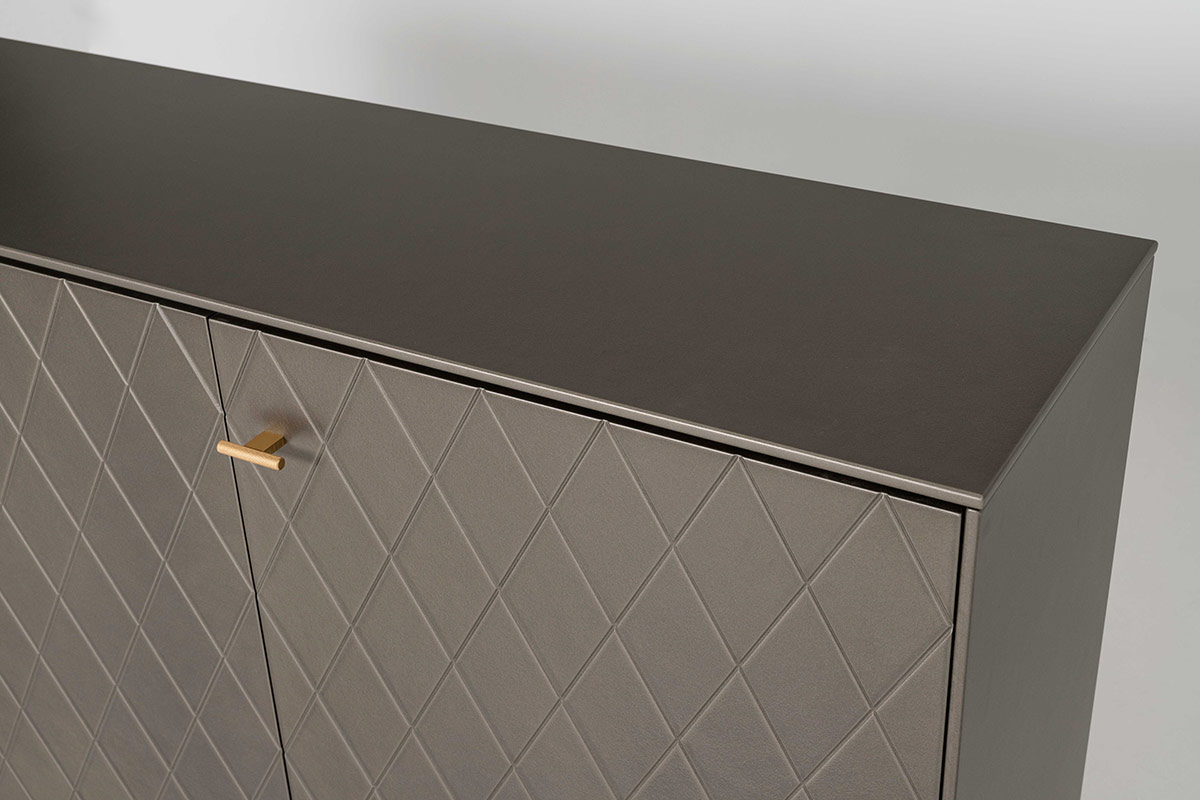 Alternative view of GDECO - APARADOR 3 PUERTAS. COLECCIÓN DIAMOND. LACADA ORO PERLADO, ZOCALO NEGRO GRAFITO. VISAGRA CON FRENO.