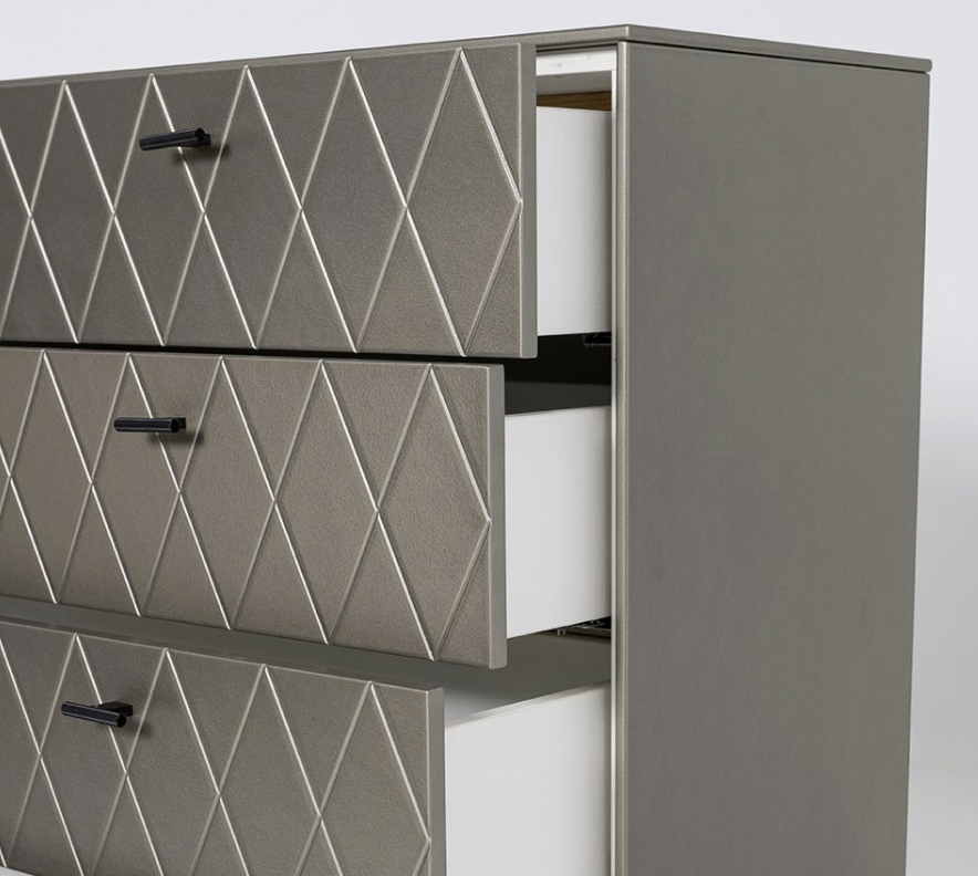 Alternative view of GDECO - COMODA 4 CAJONES. COLECCIÓN DIAMOND. LACADA ORO PERLADO, ZOCALO NEGRO GRAFITO. GUIA CON FRENO.