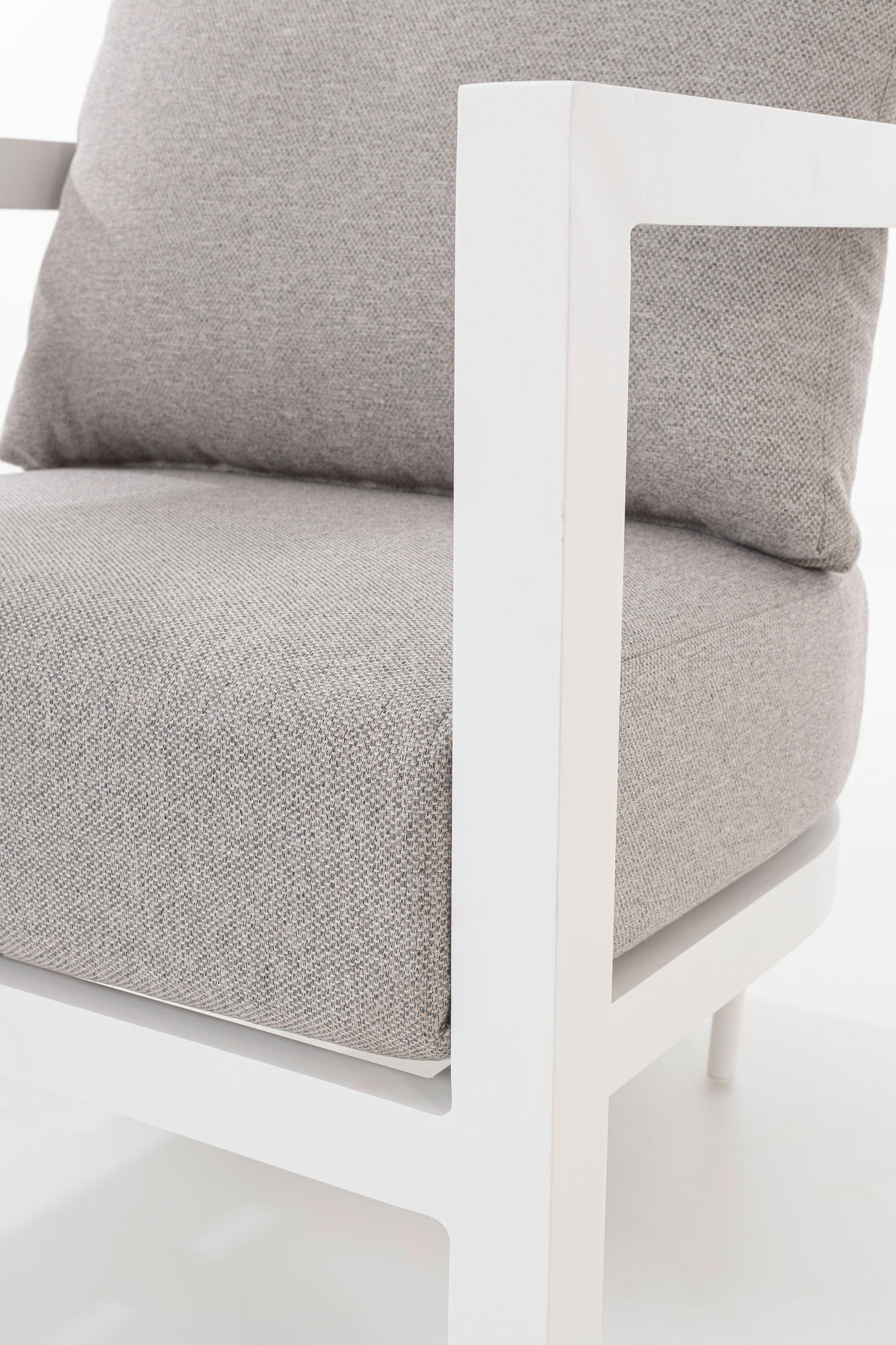 GDECO - Set sofás exterior y mesa de centro Ava, 5 personas. Aluminio blanco y tejido beige - Imagen 4