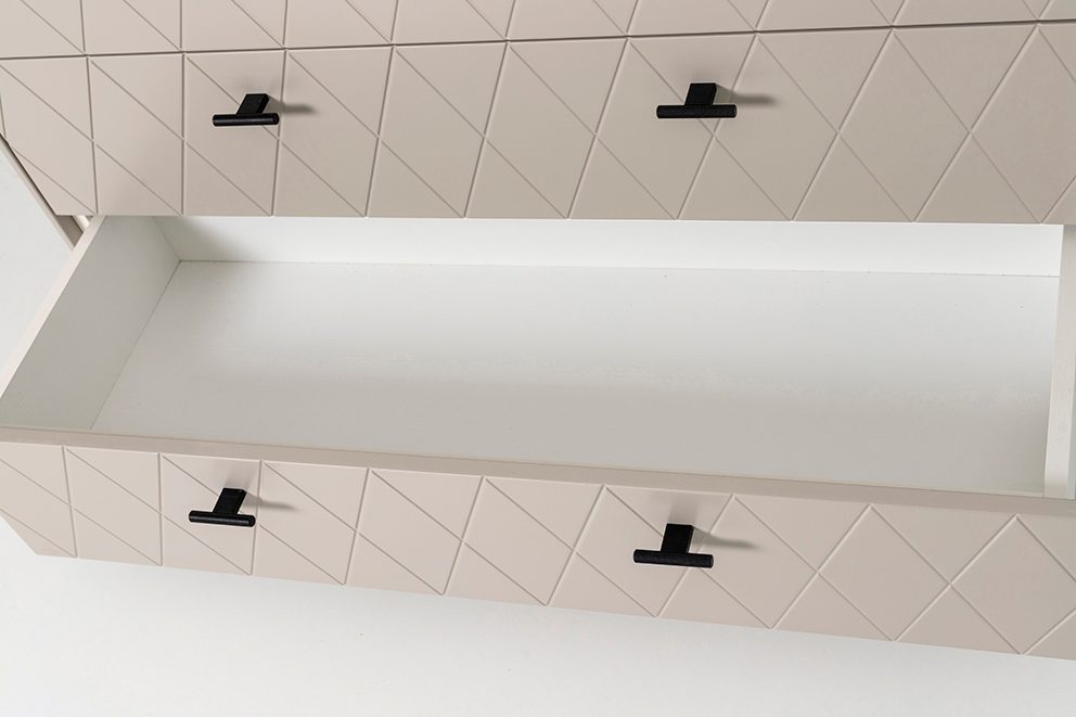 Alternative view of GDECO - CÓMODA 4 CAJONES. COLECCIÓN DIAMOND. LACADA VISÓN, ZOCALO NEGRO GRAFITO. GUIA CON FRENO.