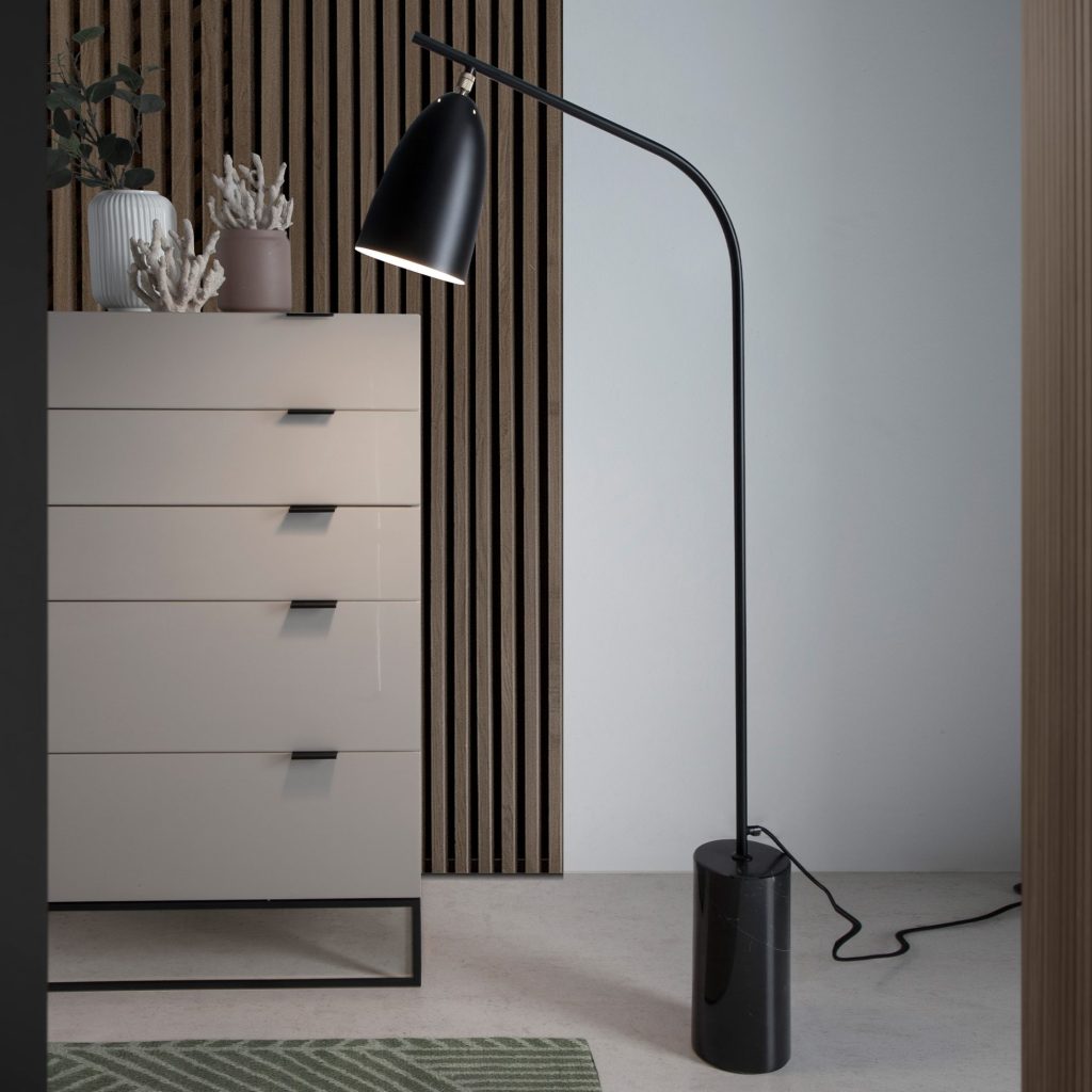 Lámpara de Pie Modelo 8051