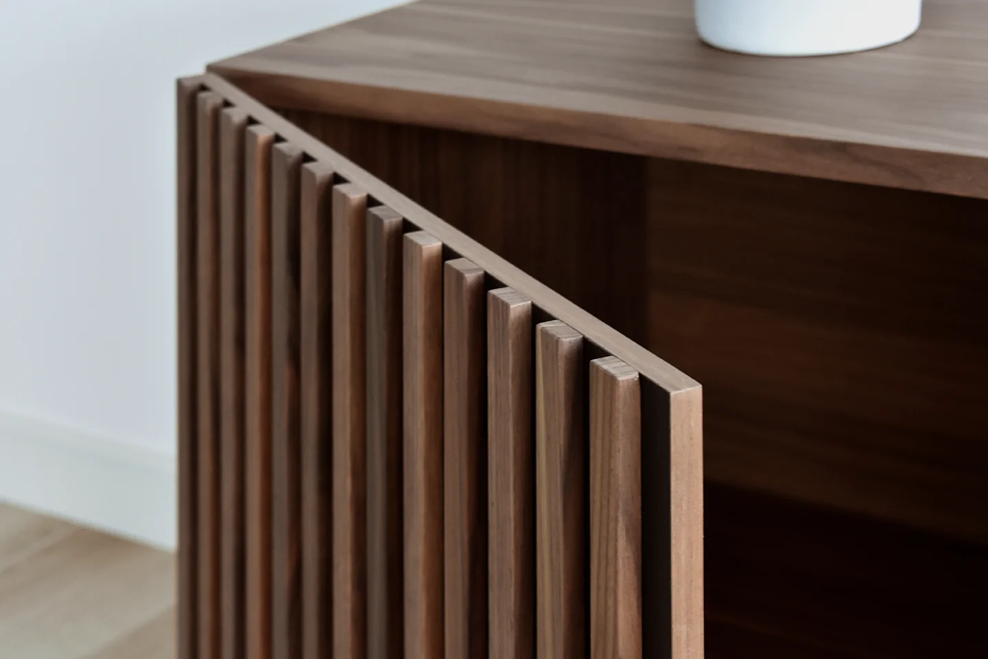 Alternative view of Aparador Diseño Nórdico Treverk Nogal