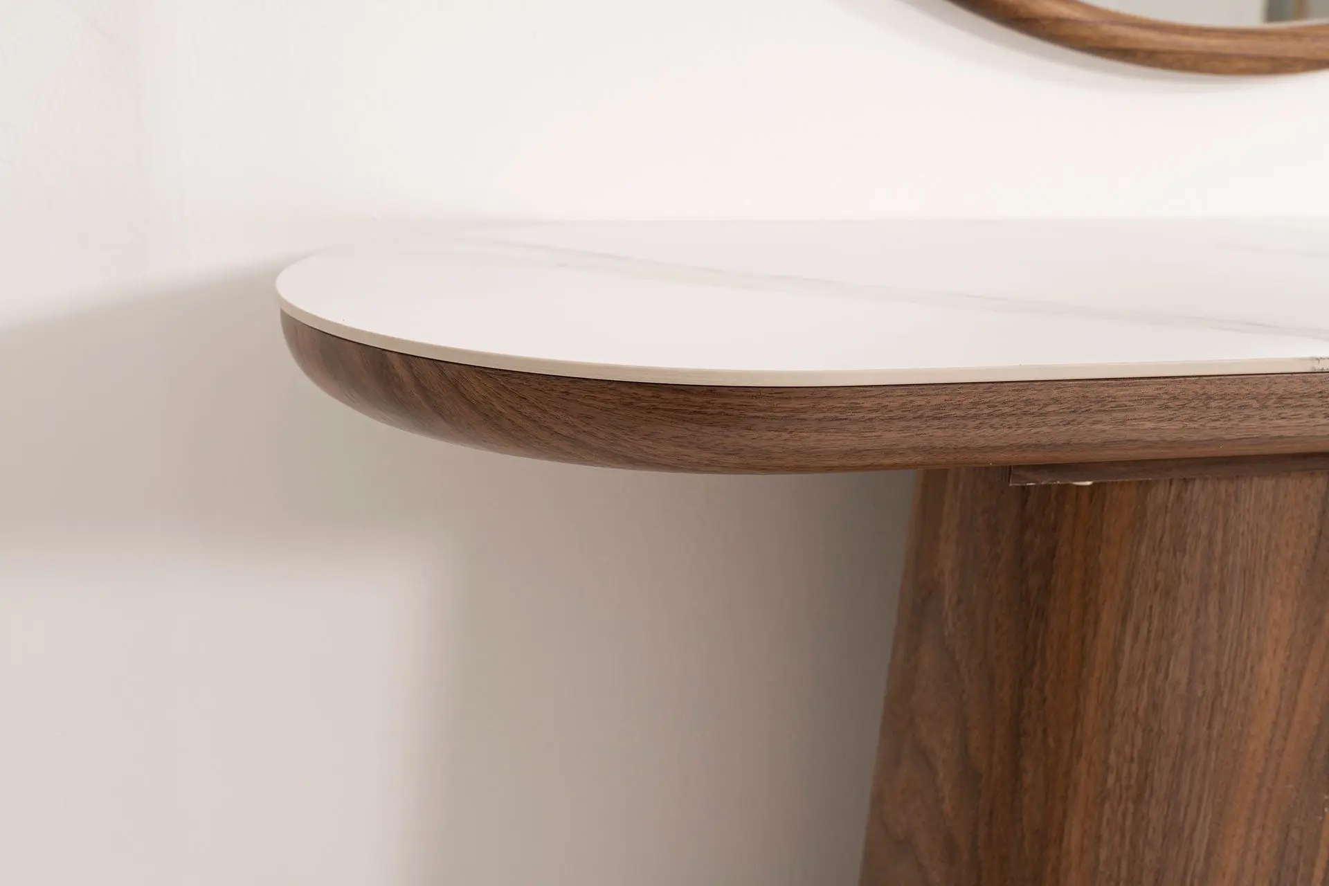 Alternative view of GDECO - CONSOLA 120*80*40 CM. TAPA PORCELANICO BLANCO, PIE CHAPA MADERA NOGAL