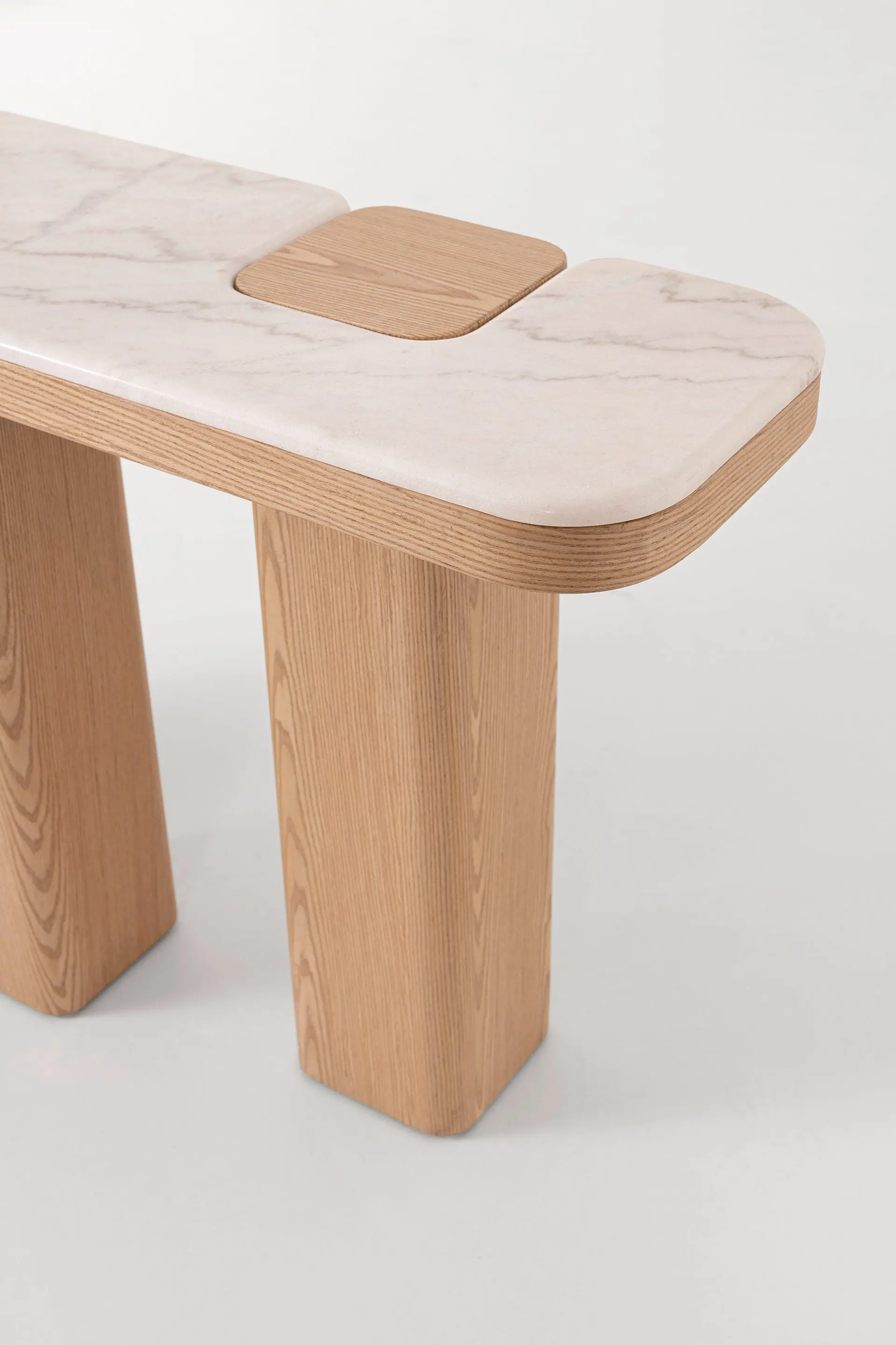 Alternative view of GDECO - CONSOLA DELFOS 150*80*35 CM. TAPA PORCELANICO BLANCO, PIE CHAPA MADERA ROBLE