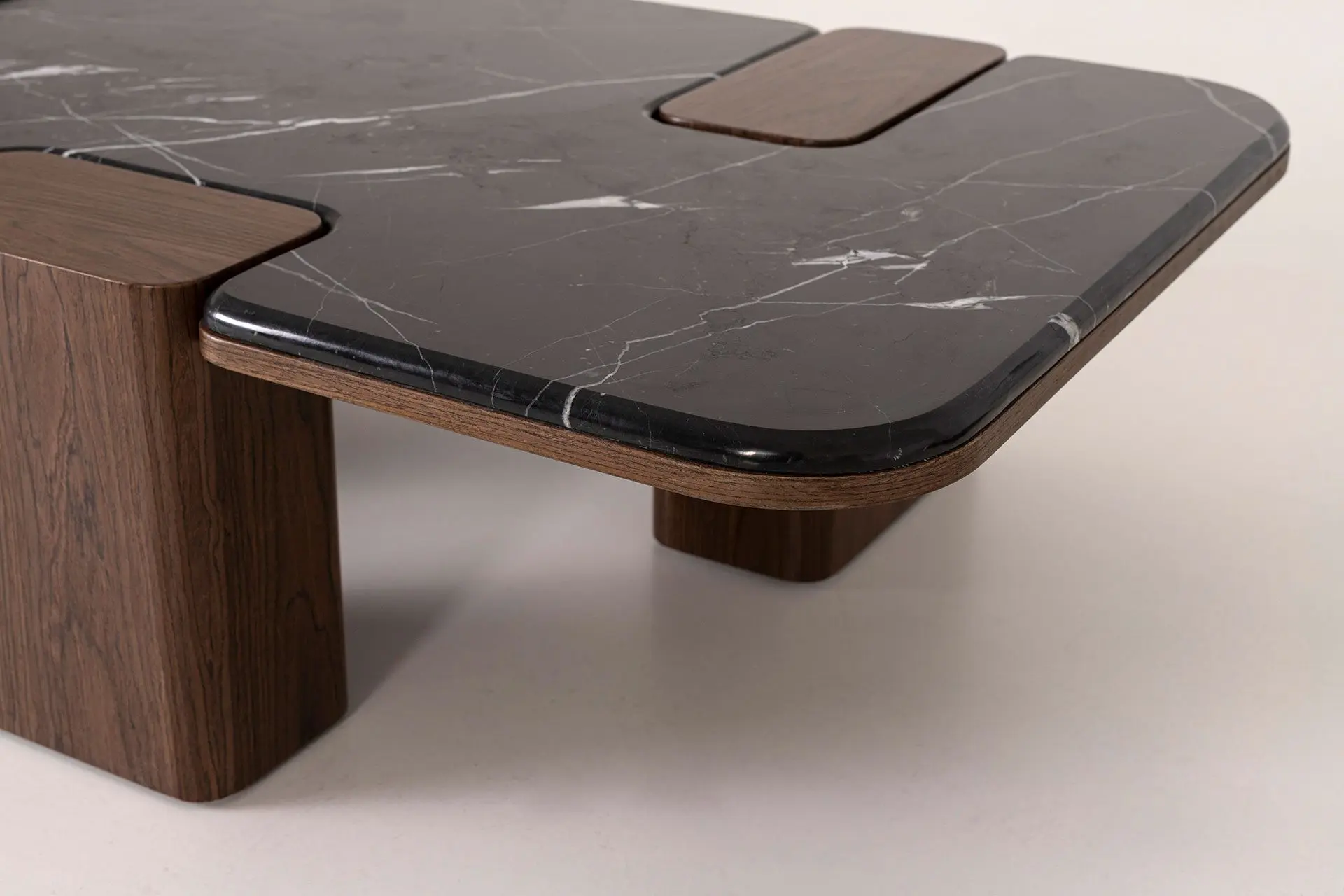 Alternative view of GDECO - MESA SOFA DELFOS. CHAPA MADERA NOGAL Y TAPA PORCELÁNICO NEGRO. 120*70*31 CM