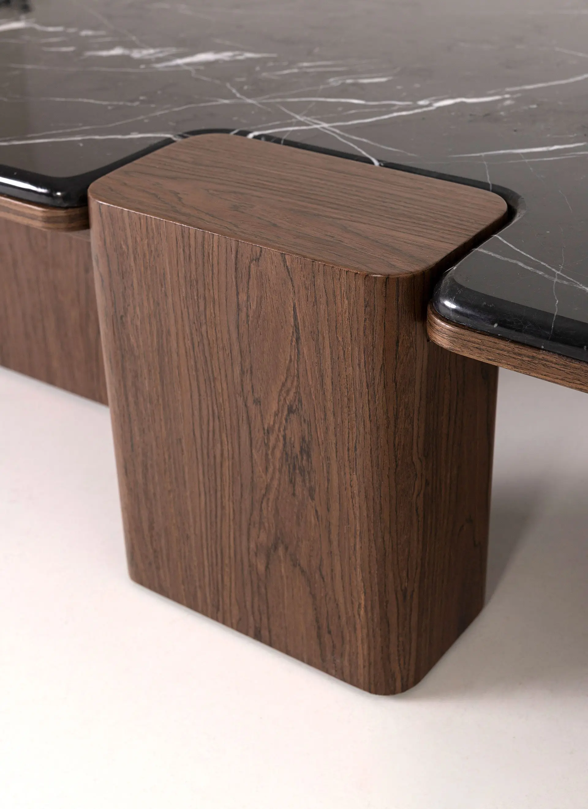 GDECO - MESA SOFA DELFOS. CHAPA MADERA NOGAL Y TAPA PORCELÁNICO NEGRO. 120*70*31 CM - Imagen 3