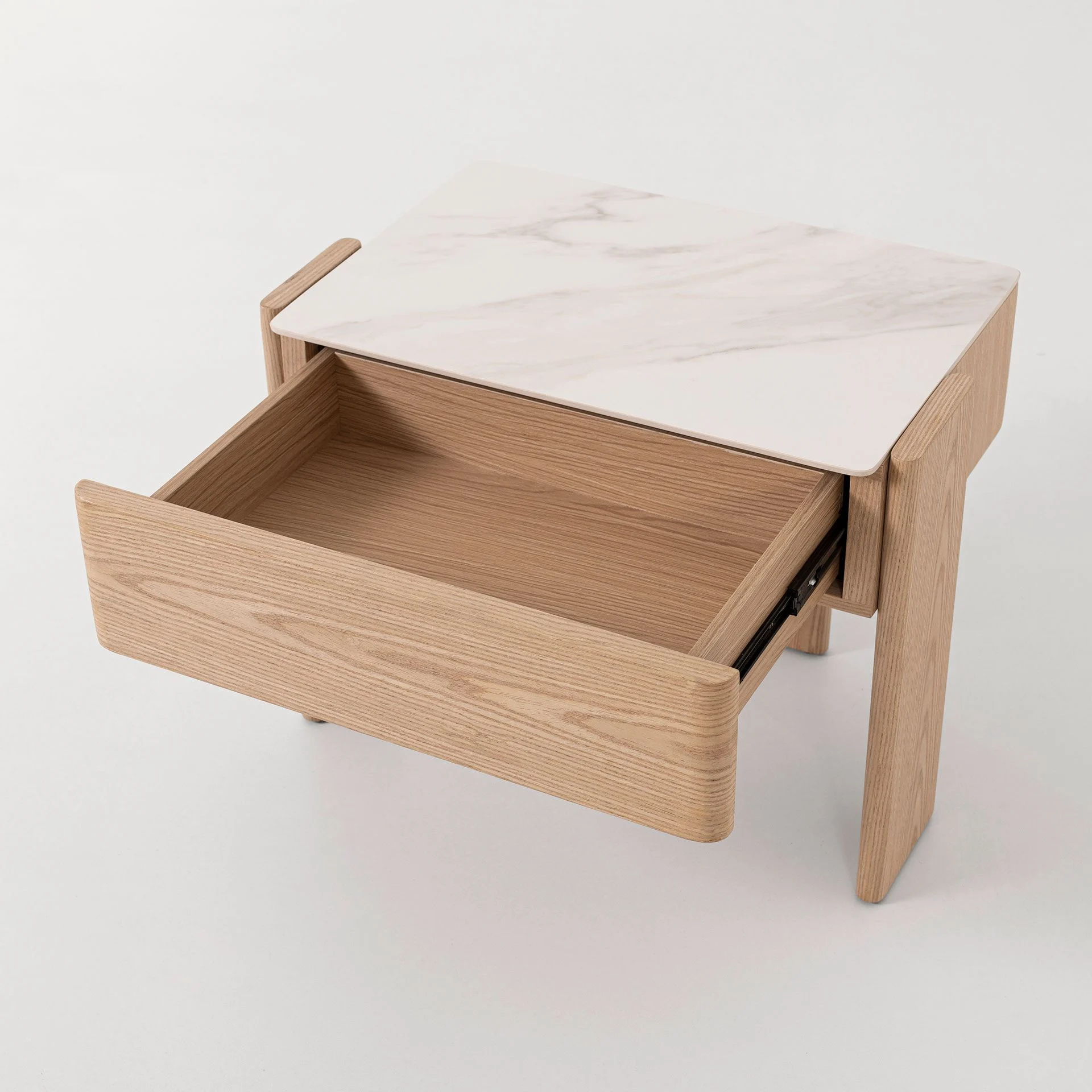 Alternative view of GDECO - Mesita Gio en chapa roble y porcelánico blanco. 60,5*38*45,5 cm